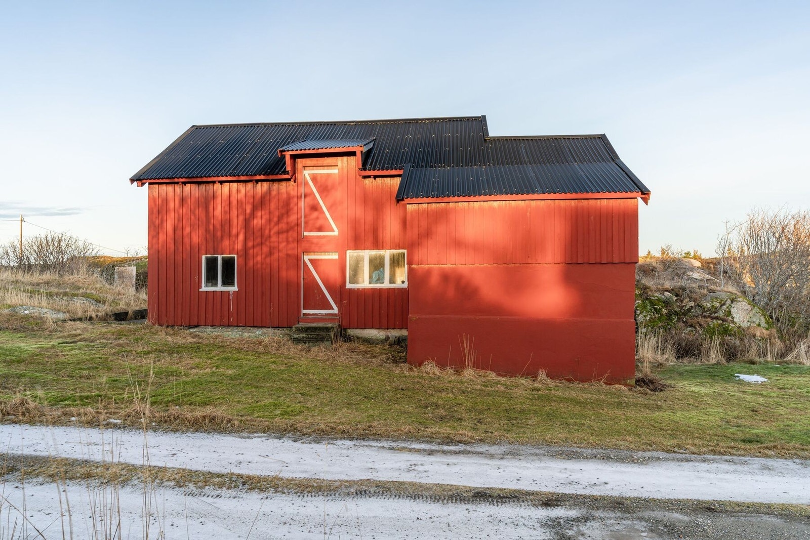 Fjøset er oppført over 2 plan og har 33 m² i første etasje (lav takhøyde), samt 32 m² i 2. etasje Galleribilde