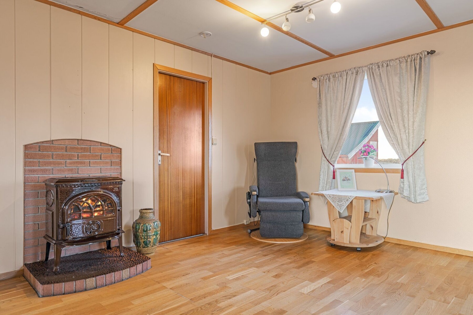 På stuen finner man vedovn, samt at det er installert varmepumpe Galleribilde