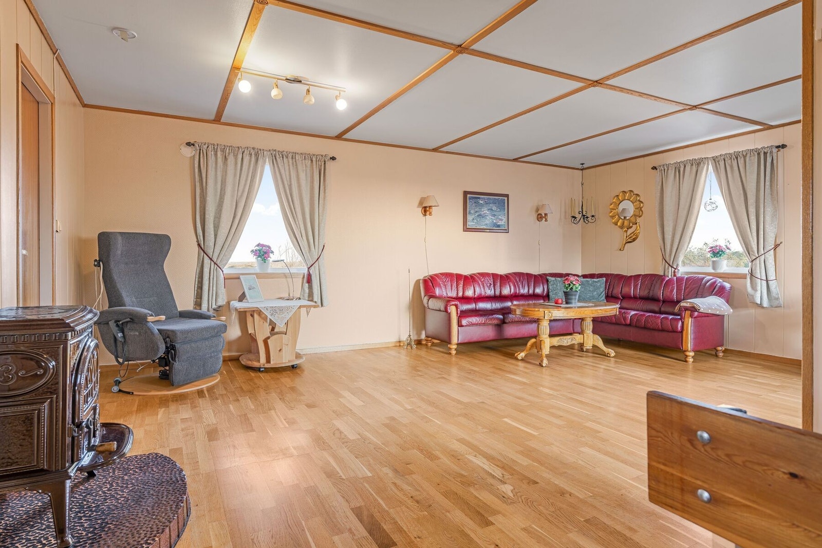 Stuen har plass til sofagruppe, oppbevaringsmøblement m.m Alt etter behov Galleribilde