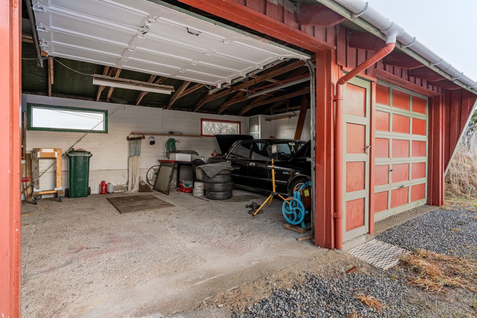 Dobbel garasje, samt lagringsplass i garasjen Galleribilde