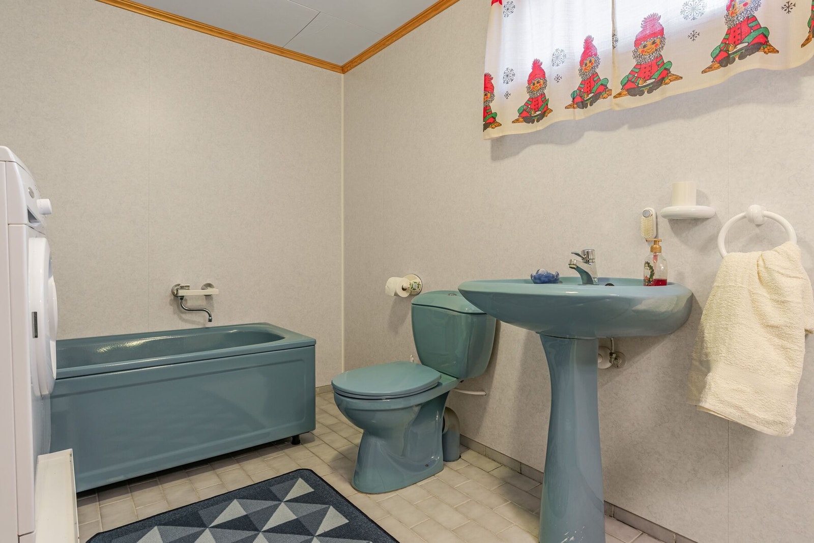 Deler av badet var opprinnelig byggemeldt som mat-rom. Endringen er ikke omsøkt. Kjøper overtar ansvar, risiko og konsekvens knyttet til dette Galleribilde