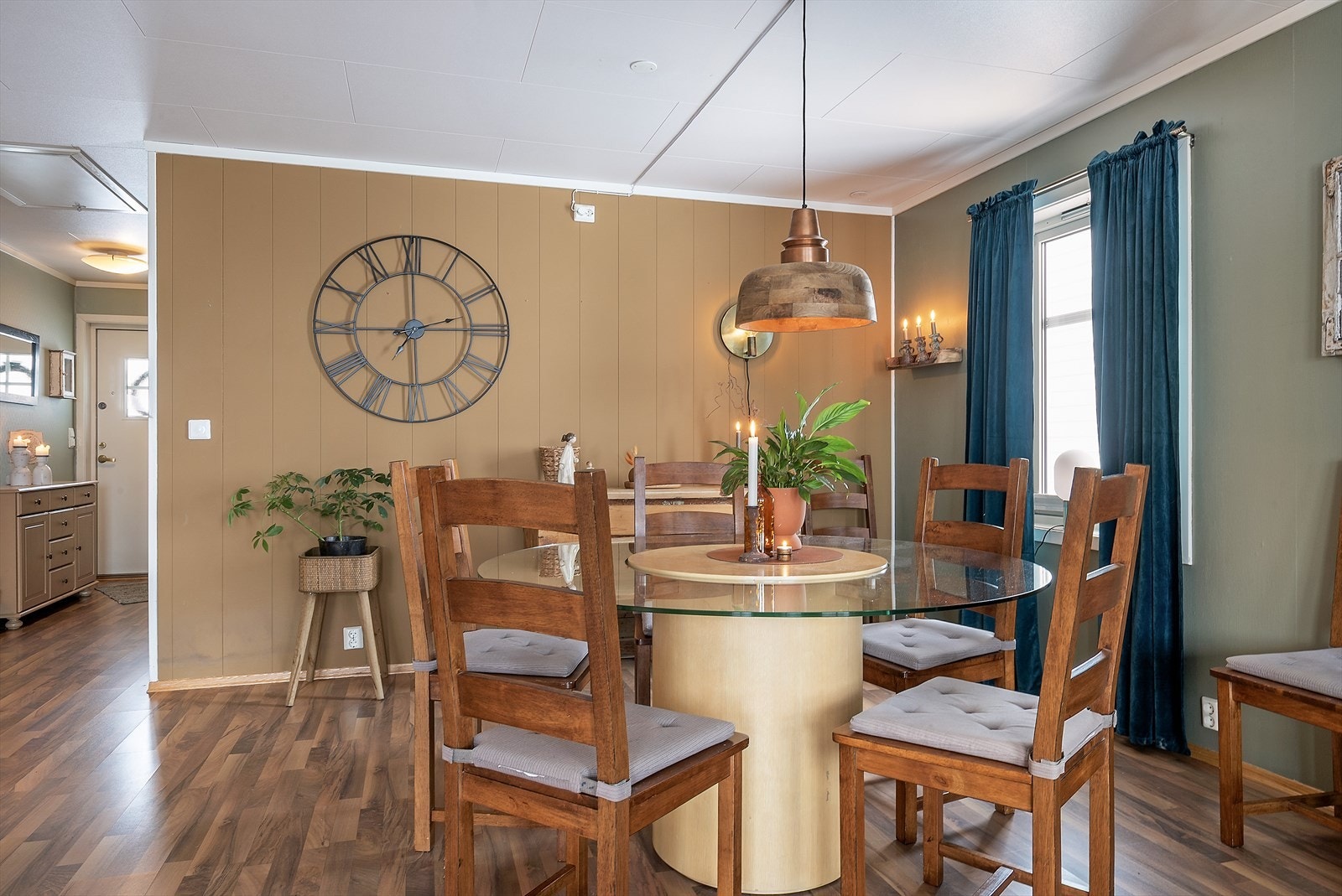 Lun og god atmosfære. Galleribilde