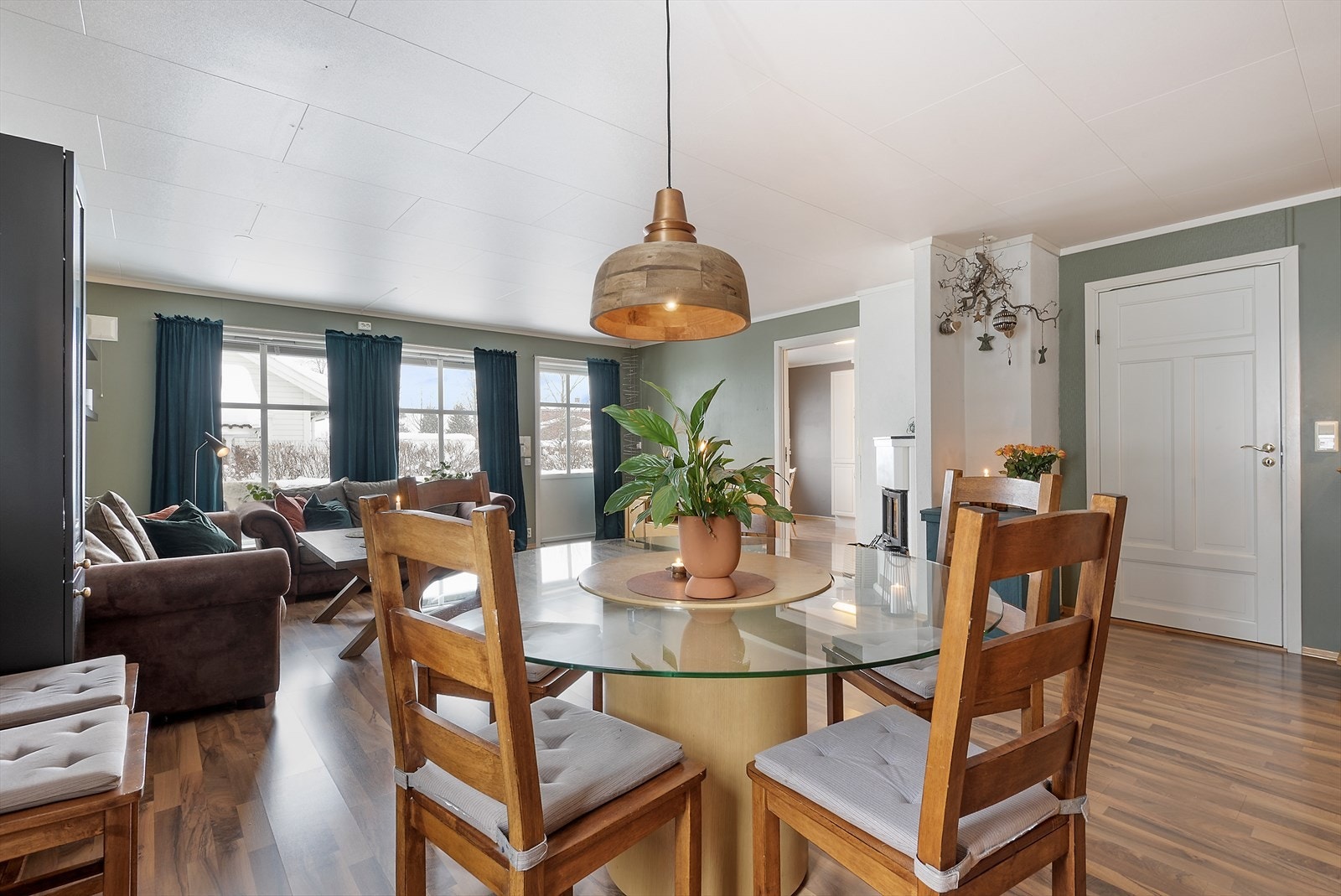 Stue med plass til spisebord og sofa. Galleribilde