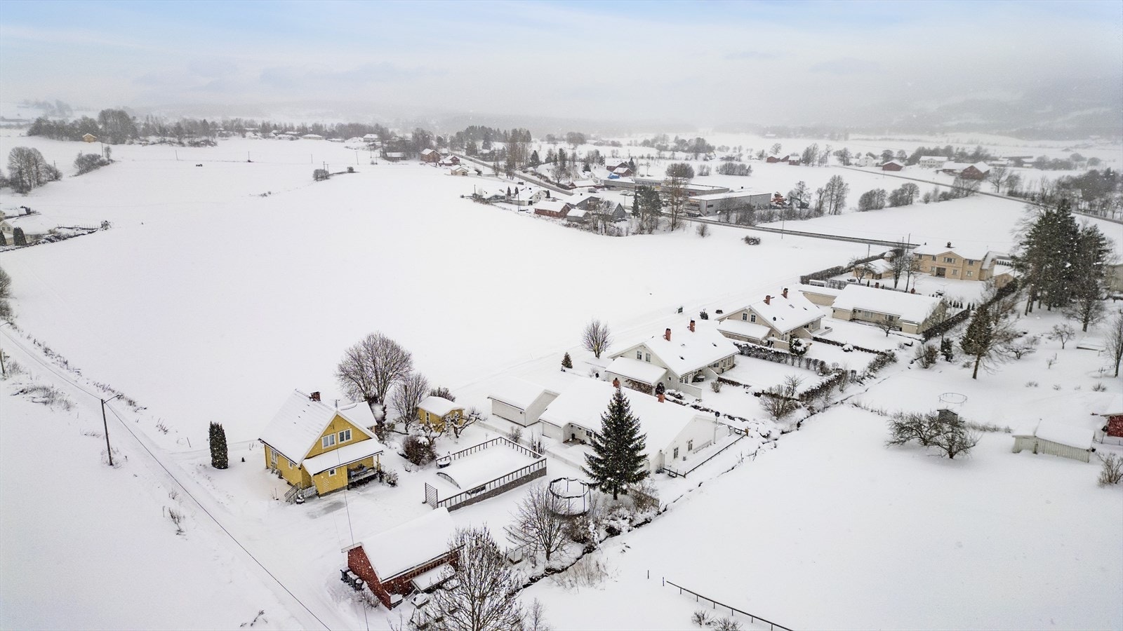 Kort veg til barnehage og skole, samt Lena sentrum. Galleribilde
