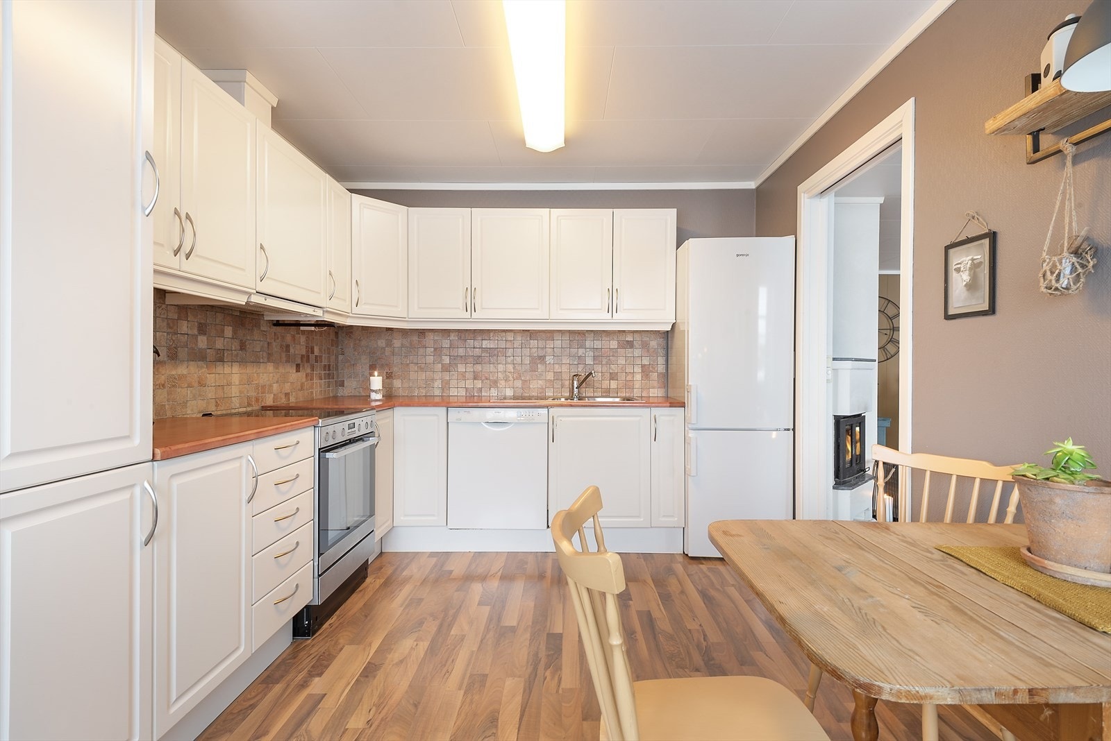 Romslig kjøkken med profilerte fronter. Galleribilde