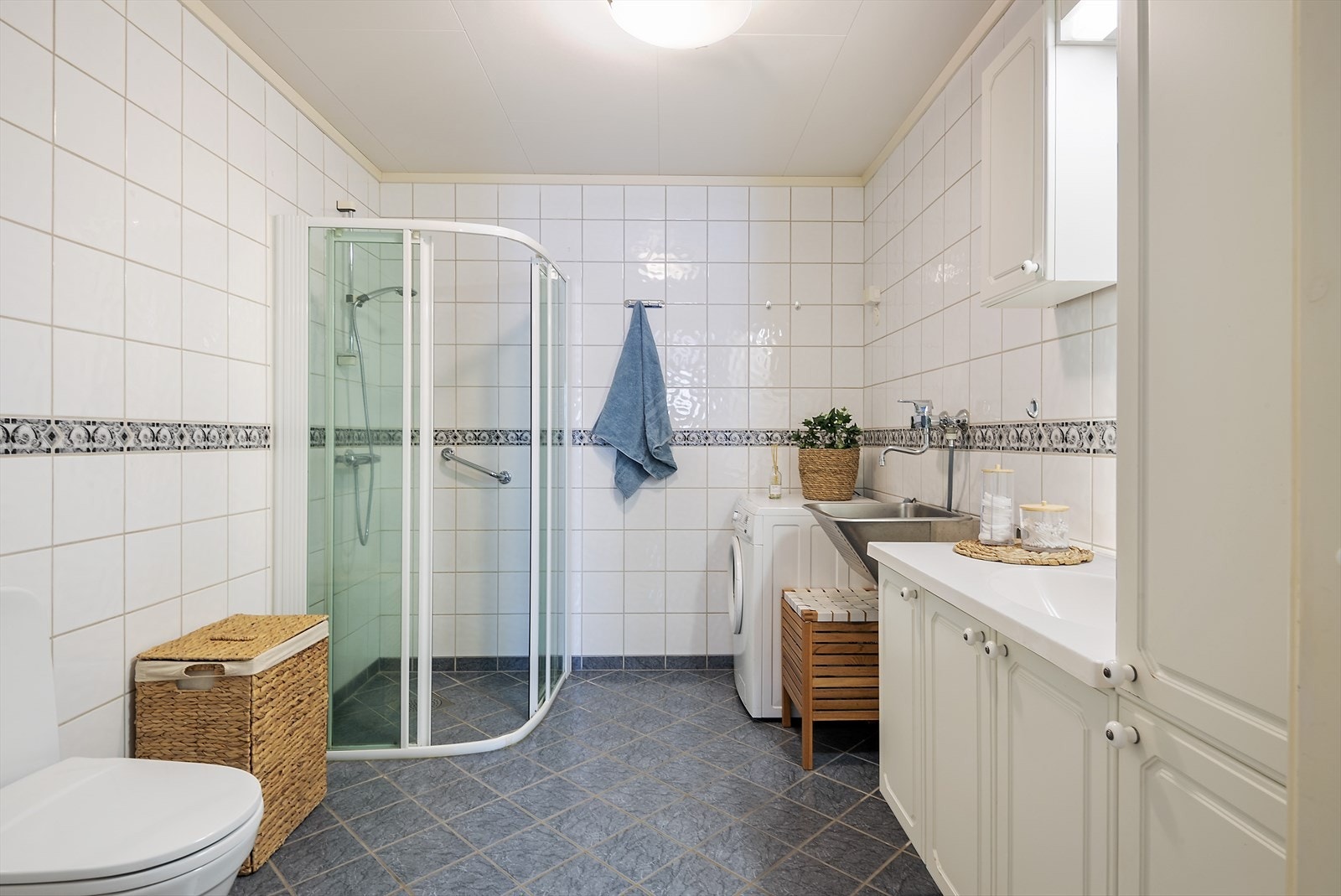 Bad med dusjhjørne. Galleribilde