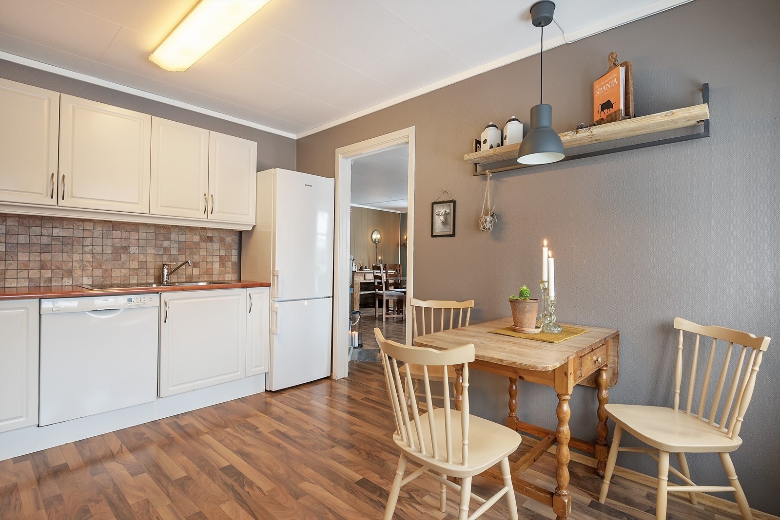 Plass til eget spisebord på kjøkkenet. Galleribilde