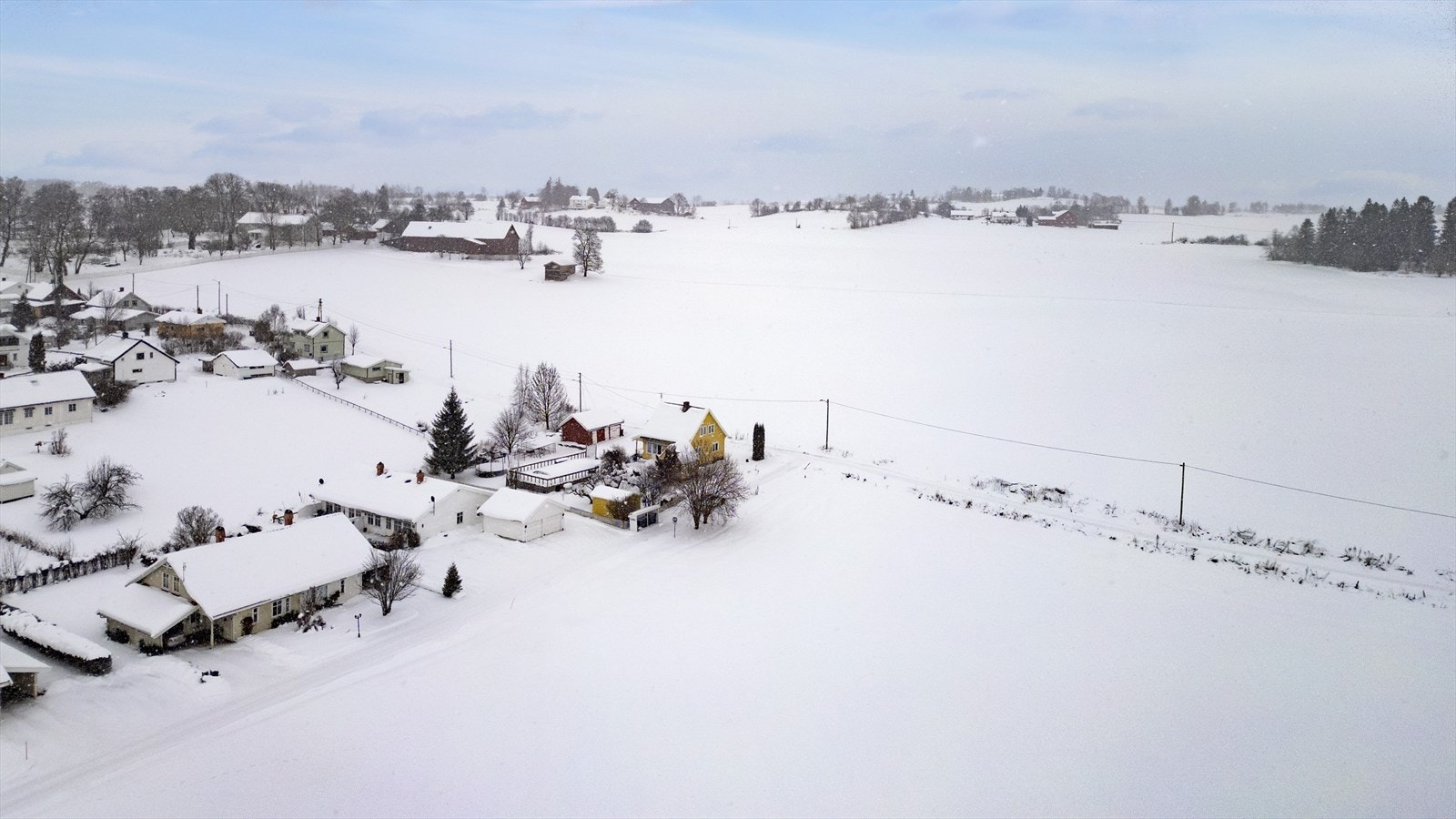 Boligbebyggelse og landbrukseiendommer i området rundt. Galleribilde