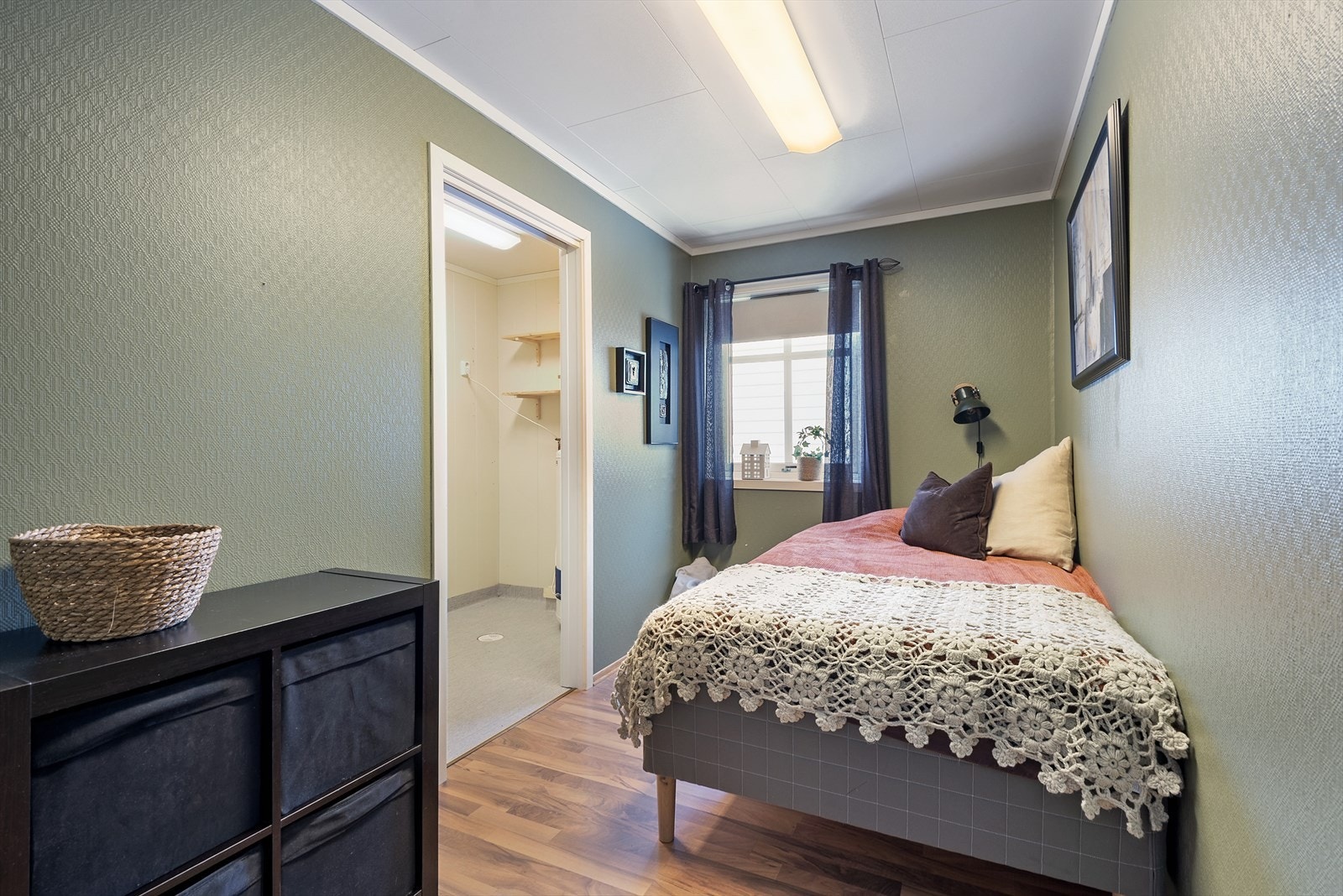 Koselig soverom med tilgang til bod. Galleribilde