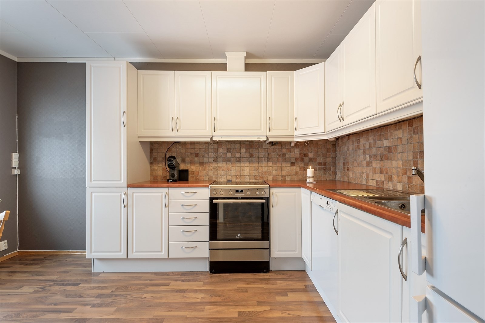 Kjøkken med lys innredning. Galleribilde