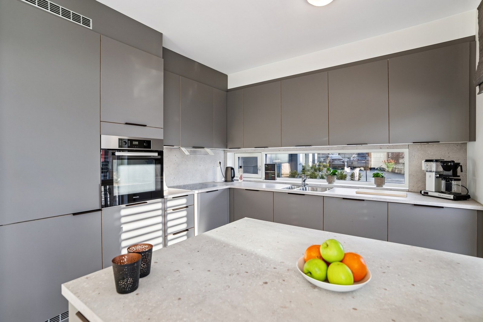 Kjøkken fra HTH med glatte fronter og benkeplate av laminat. Galleribilde