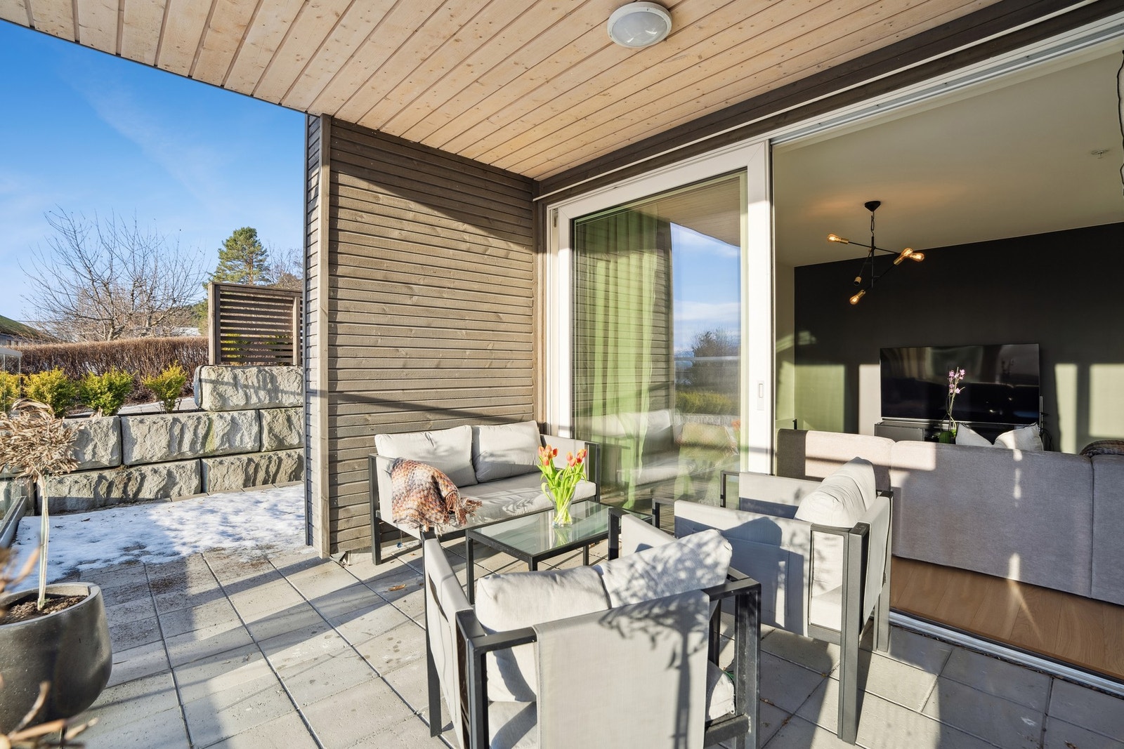 Sør- og vestvendt markterrasse med utgang fra stue. Galleribilde