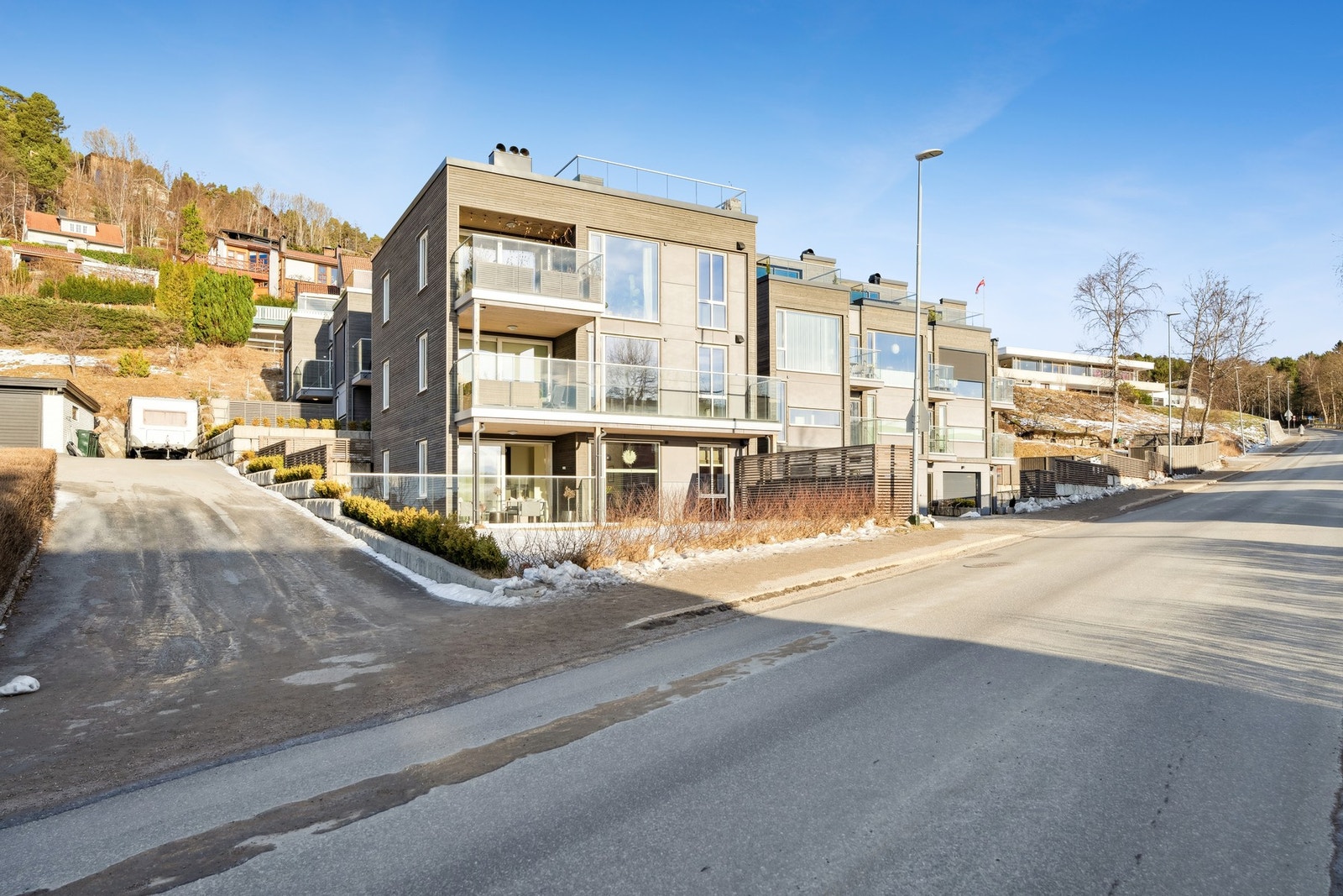 Leiligheten ligger i bygningens første etasje og er en del av Sameiet Bekkevoll Terrasse. Galleribilde