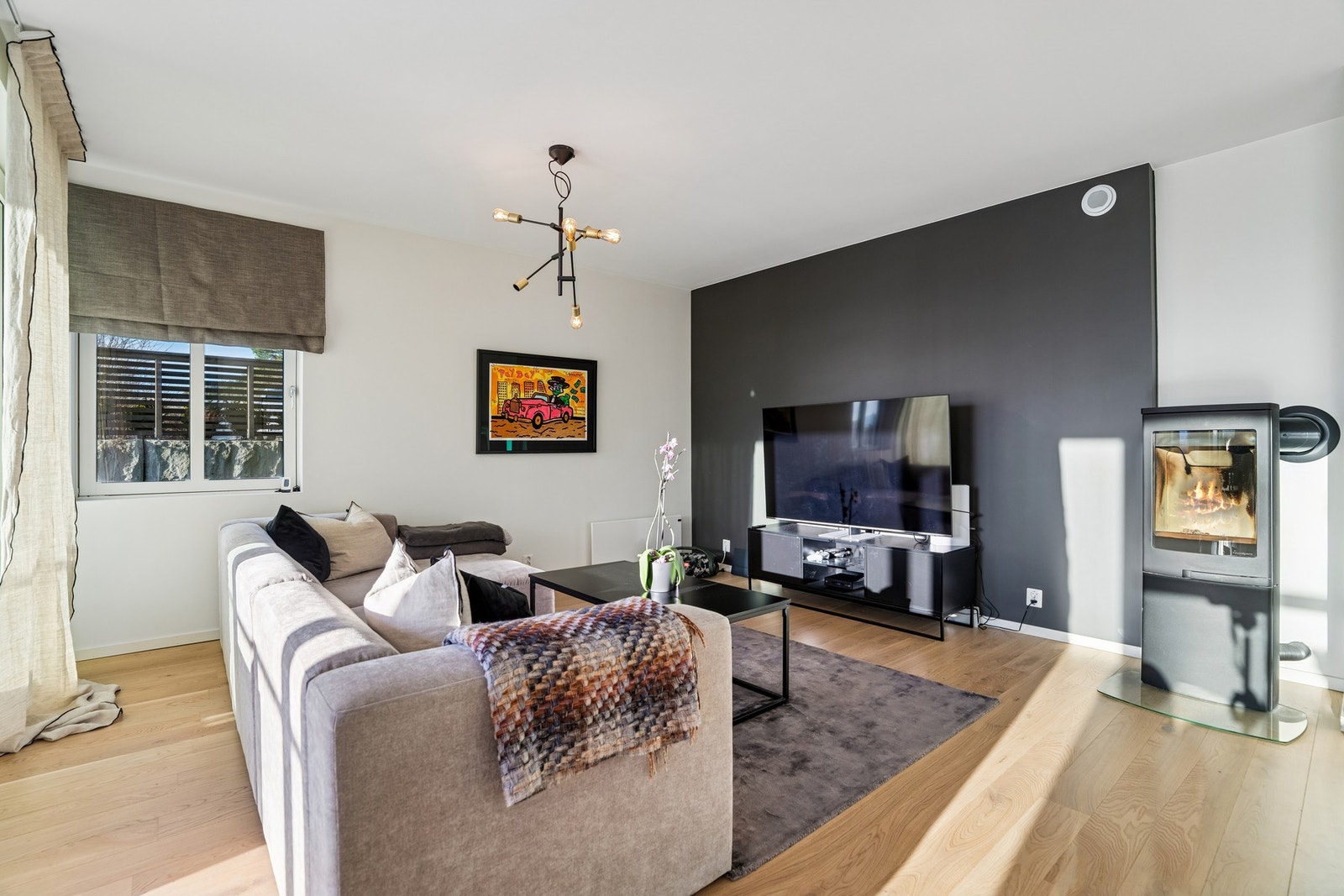 Fin stue med plass til romslig sofagruppe. Galleribilde