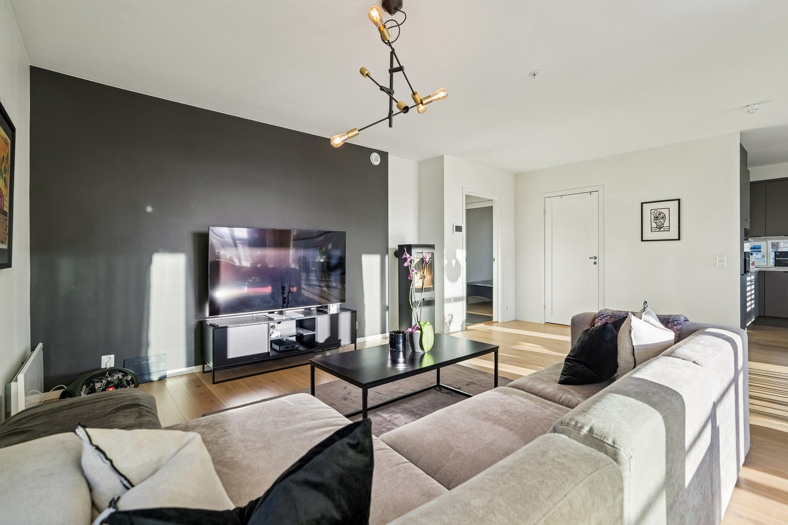 Store vindusflater spiller inn godt med naturlig lys som bidrar til en god atmosfære. Galleribilde