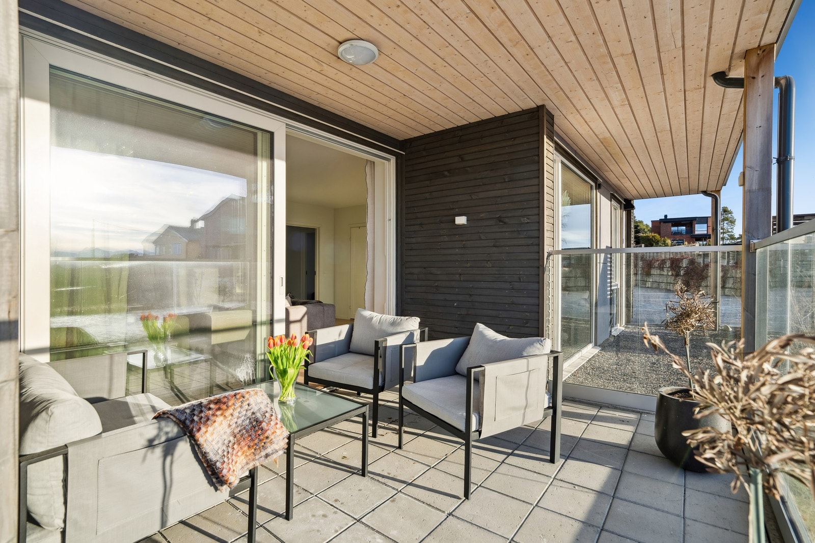 Her har du god plass - markterrassen er på ca. 40 m² og ca. 9 m² er overbygd. Galleribilde