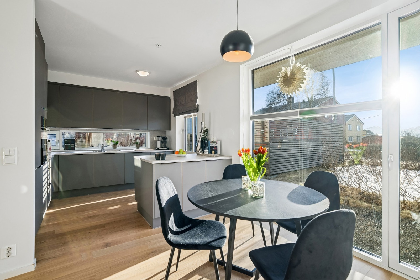 Naturlig sone for spisegruppe i tilknytning kjøkkenet. Galleribilde