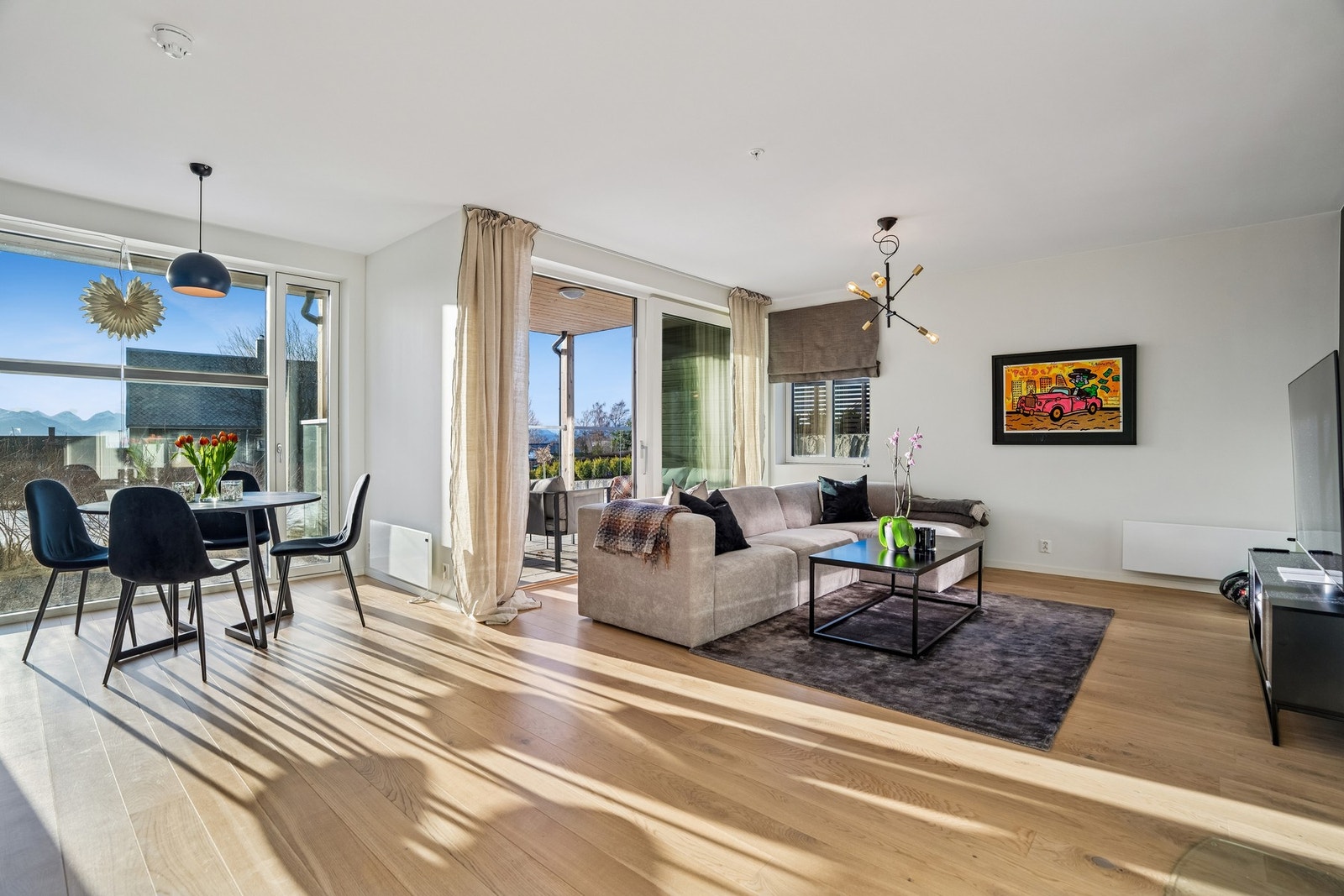 Parkett på gulv og malt gips på vegger. Listefrie overganger! Galleribilde