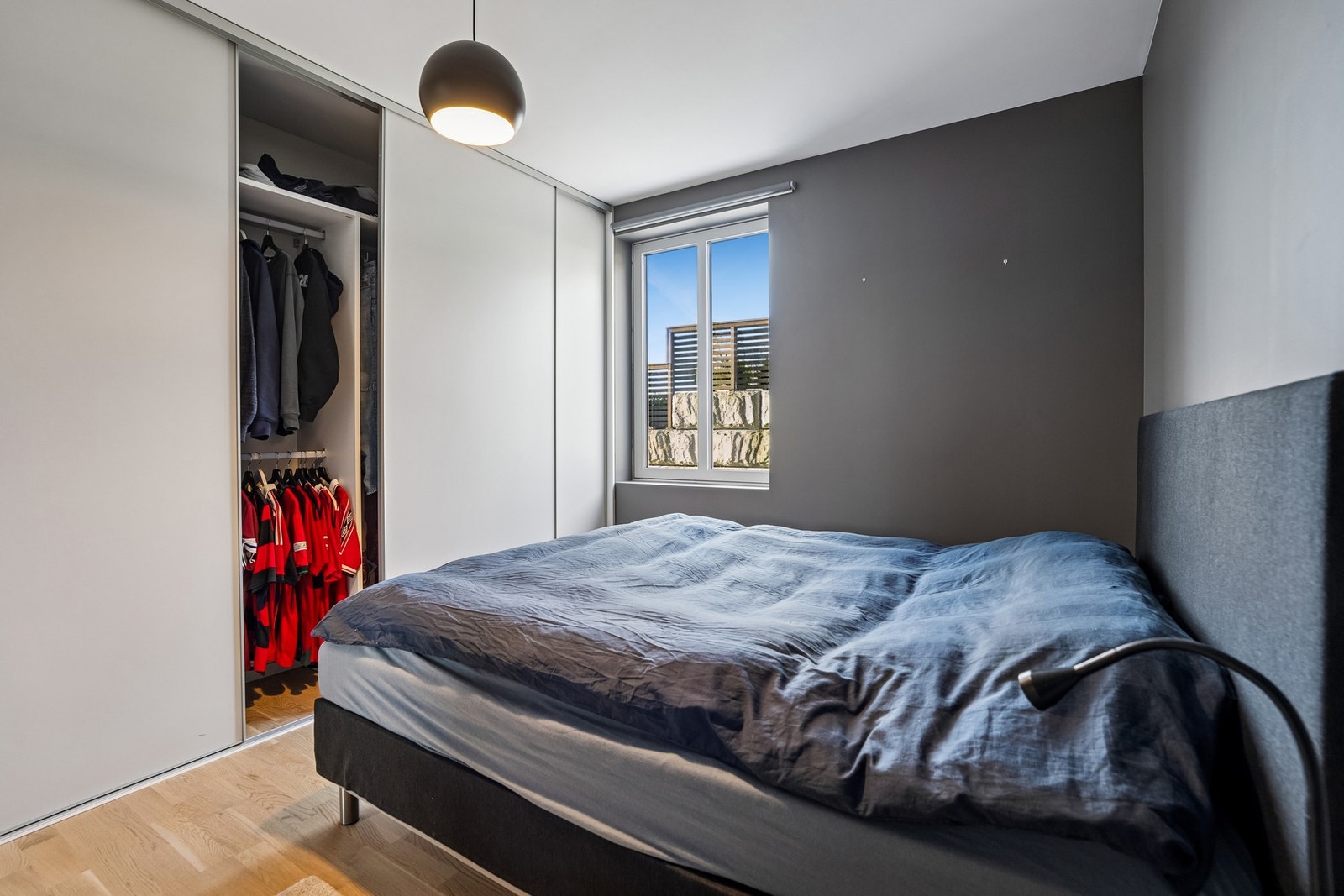 Garderobeskap med god plass til oppbevaring. Galleribilde