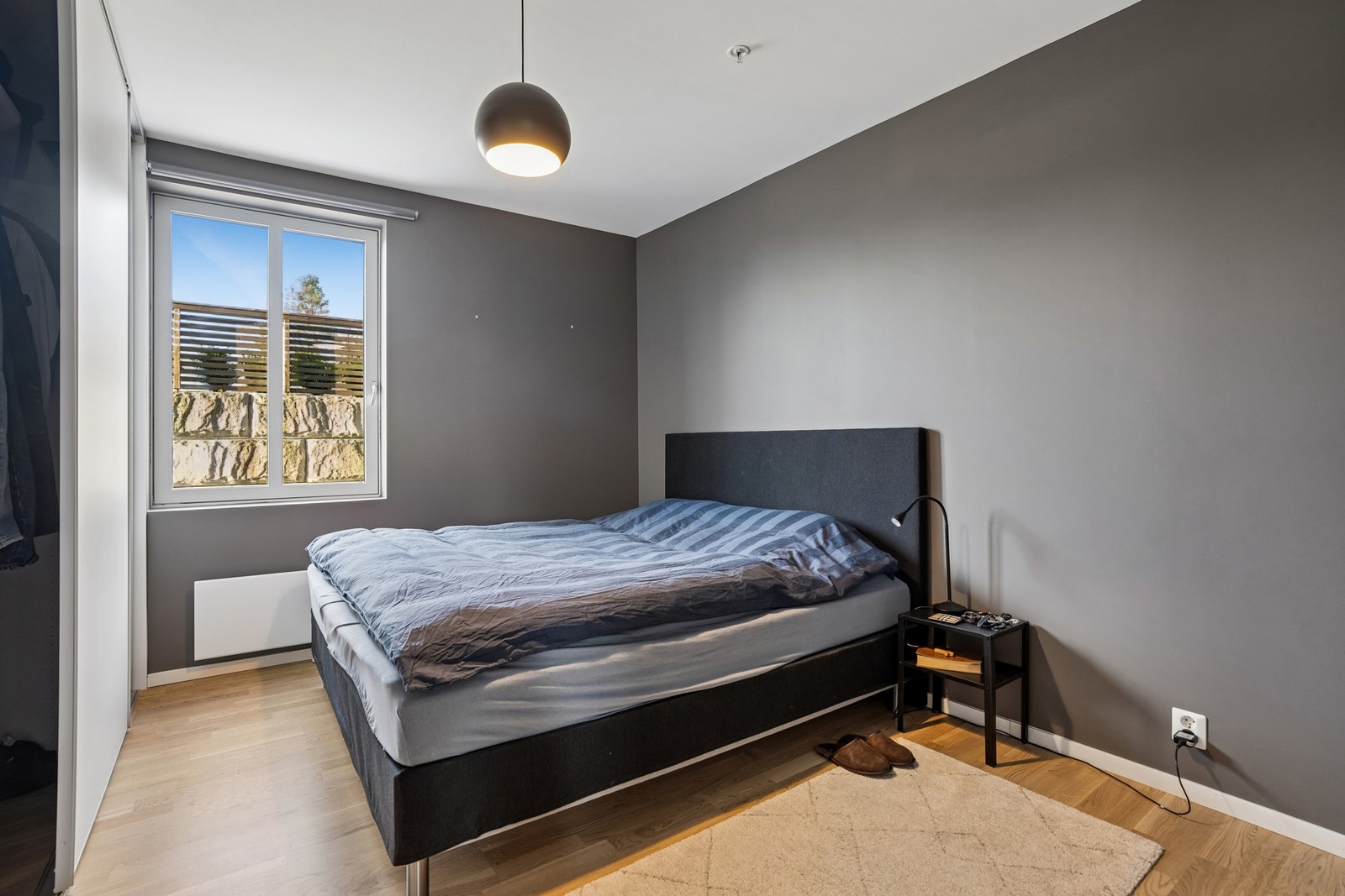 Hovedsoverommet har god plass til dobbeltseng med tilhørende møblement. Galleribilde