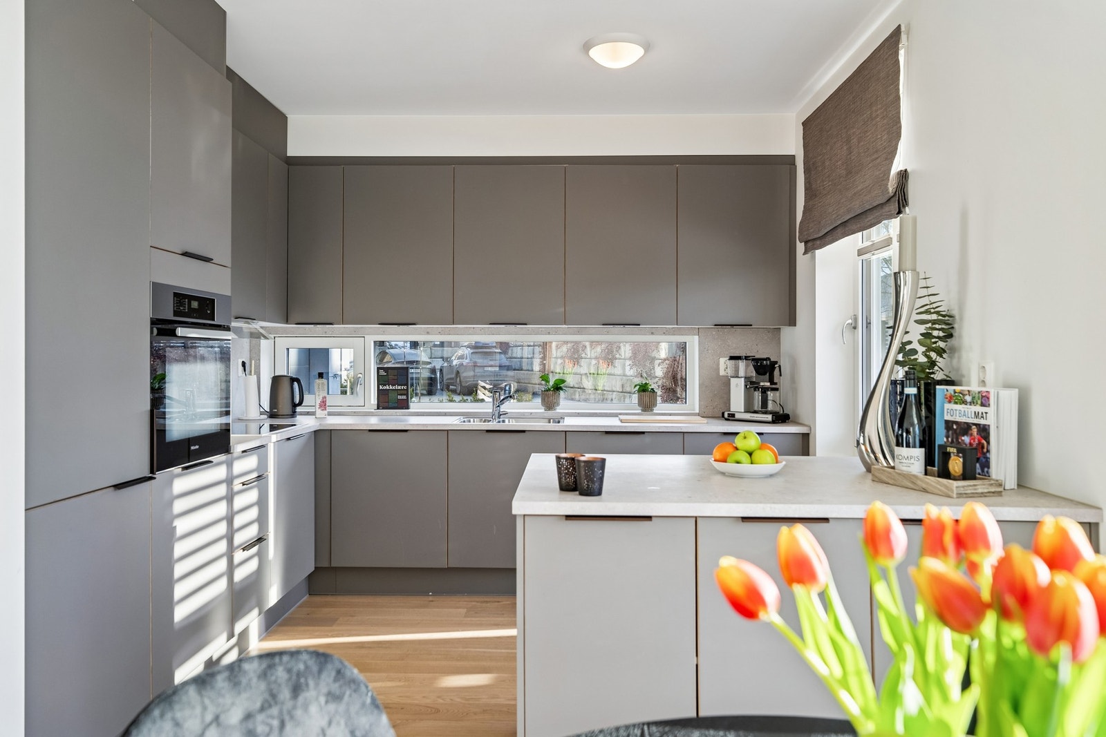 Her har du godt med både skap- og benkeplass. Galleribilde