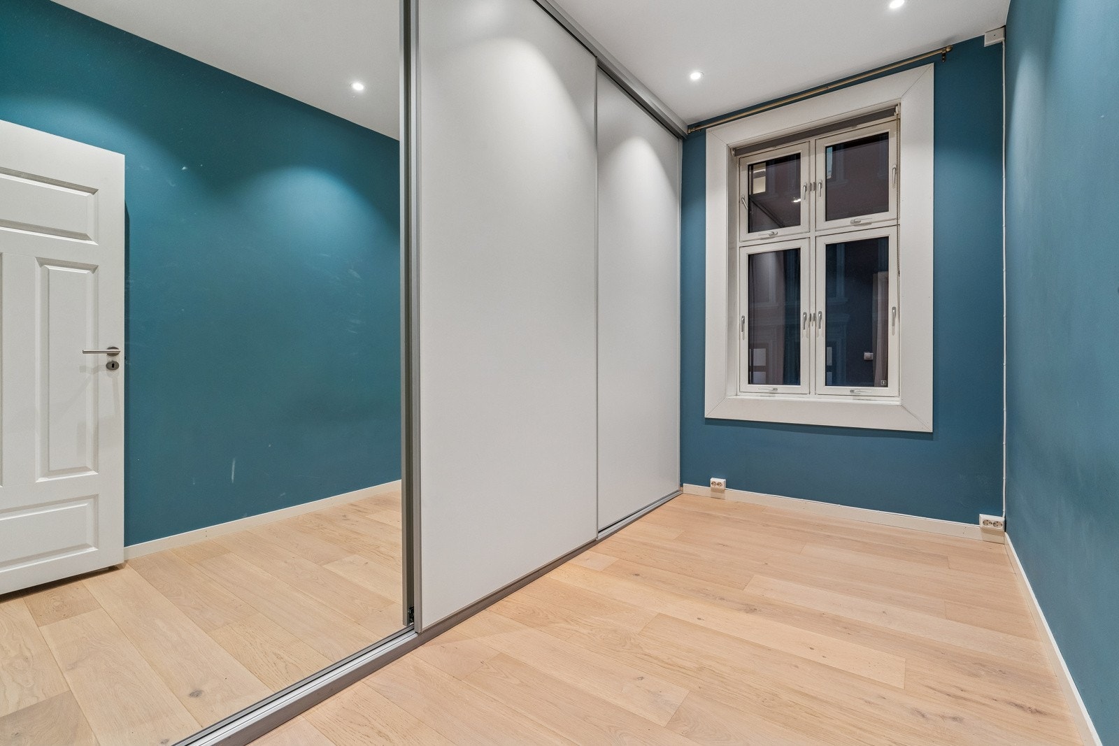 Soverom har plass til dobbeltseng og stor skyvedørsgarderobe. Galleribilde