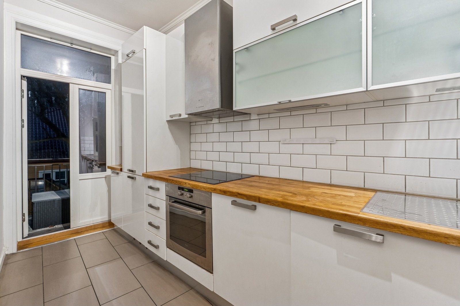 Laminat høyglans kjøkkeninnredning og eik heltre benkeplate. Galleribilde