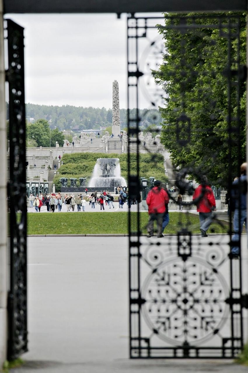Vigelandsparken med flotte skulpturer og vakker beplantning. Galleribilde
