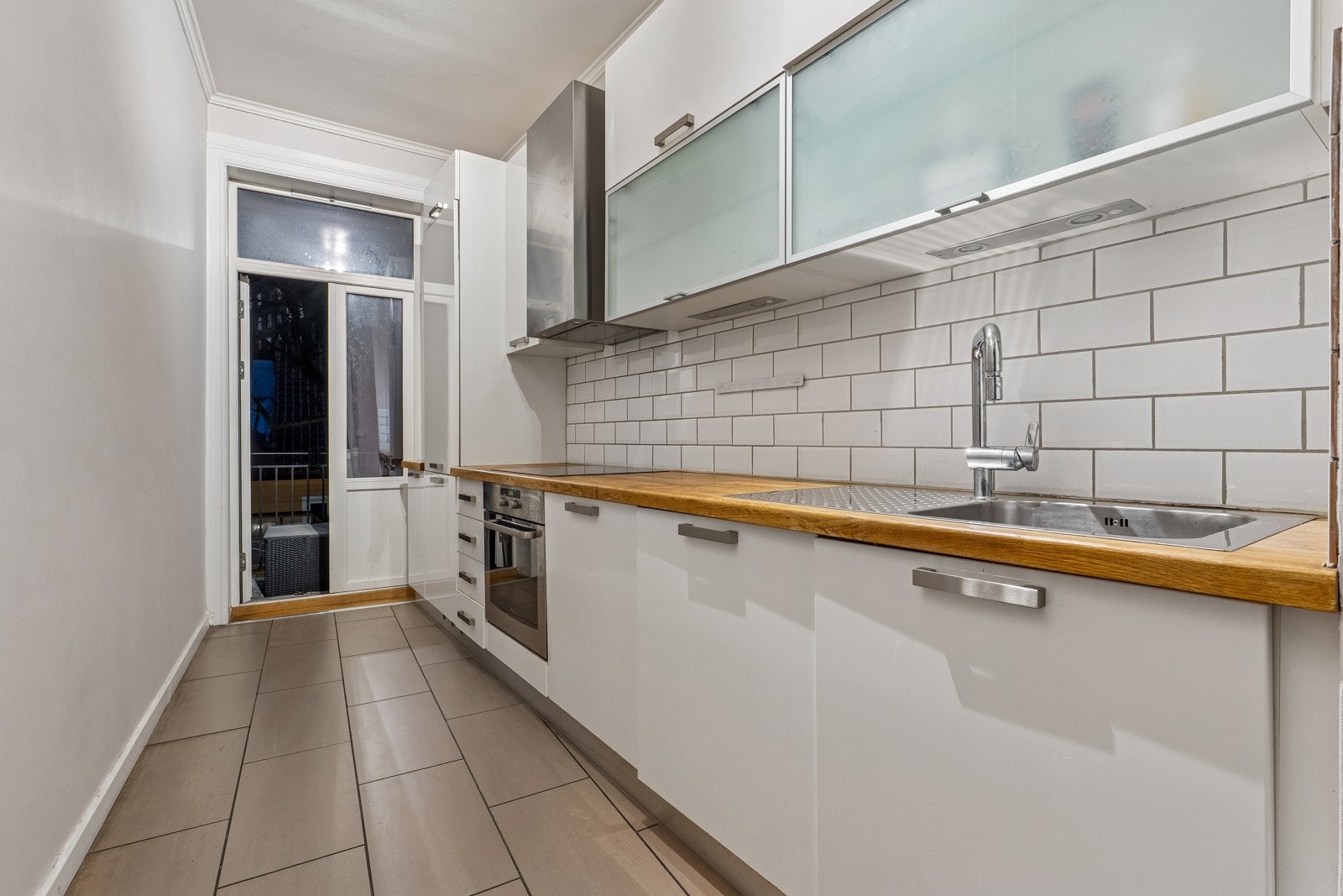 Fra kjøkken er det utgang til balkong som byr på hyggelig utsyn. Galleribilde