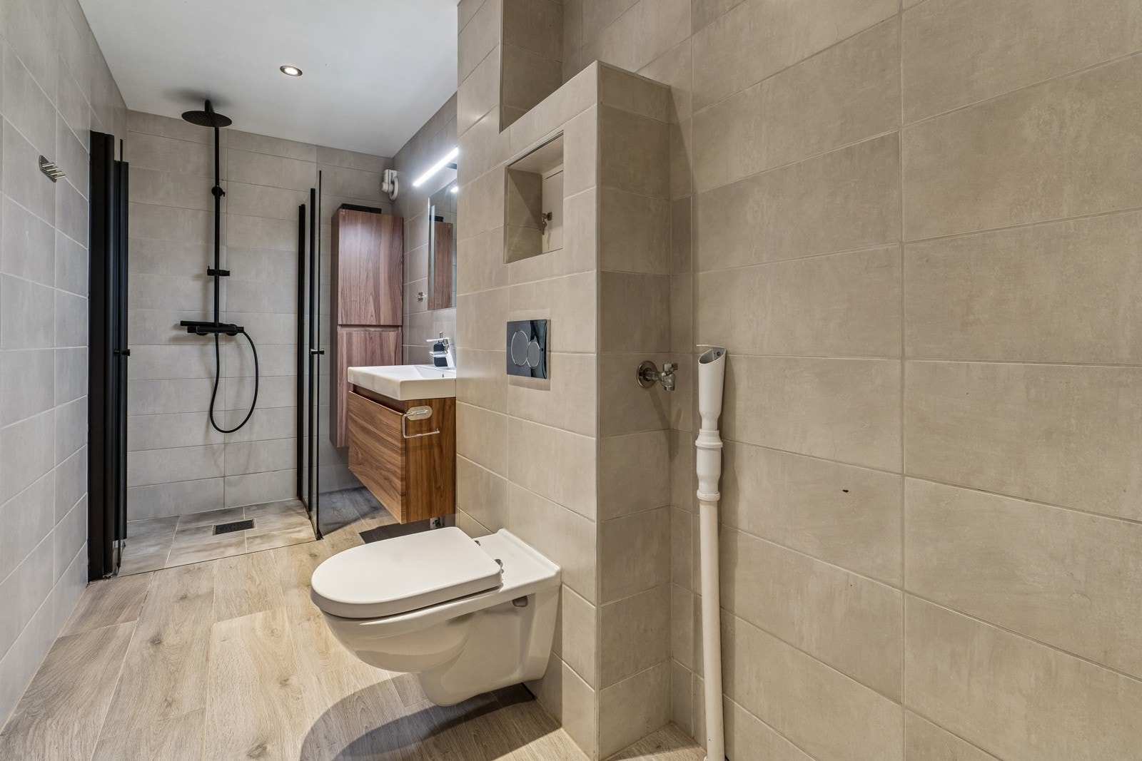 Romslig bad med delikat flisvalg. Galleribilde