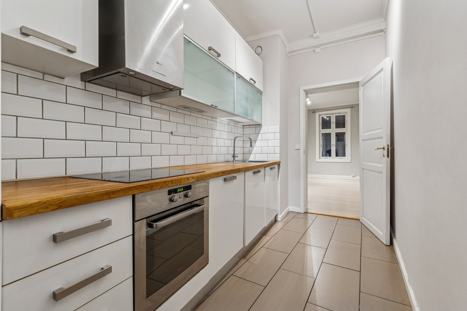 Kjøkken med integrerte hvitevarer. Galleribilde