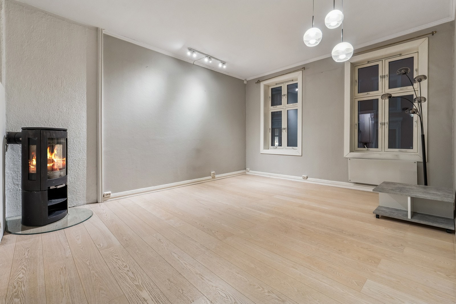 Leiligheten har store vinduer som gir rikelig med naturlig lys. Galleribilde