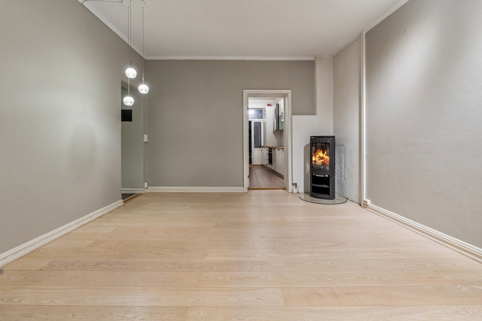 Stuen fremstår romslig med plass til sofagruppe og spisebord. Galleribilde