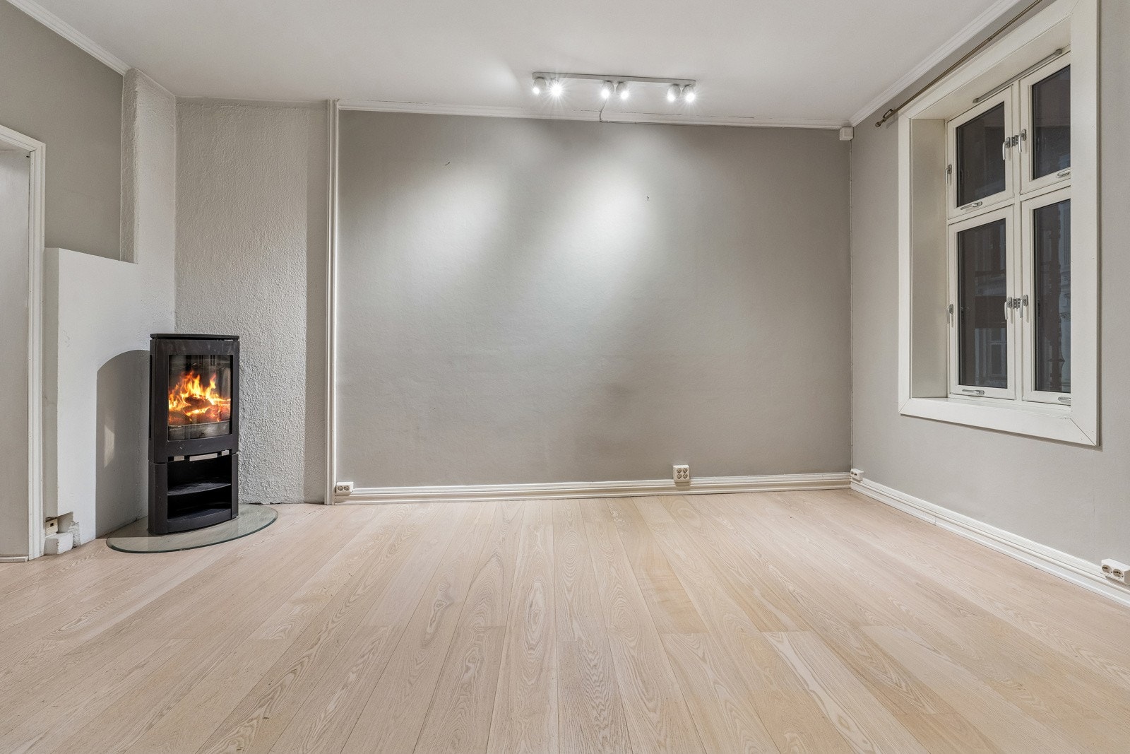 Gården ble renovert i 2021 med nye vinduer, tak, fasade og oppusset oppganger. Galleribilde