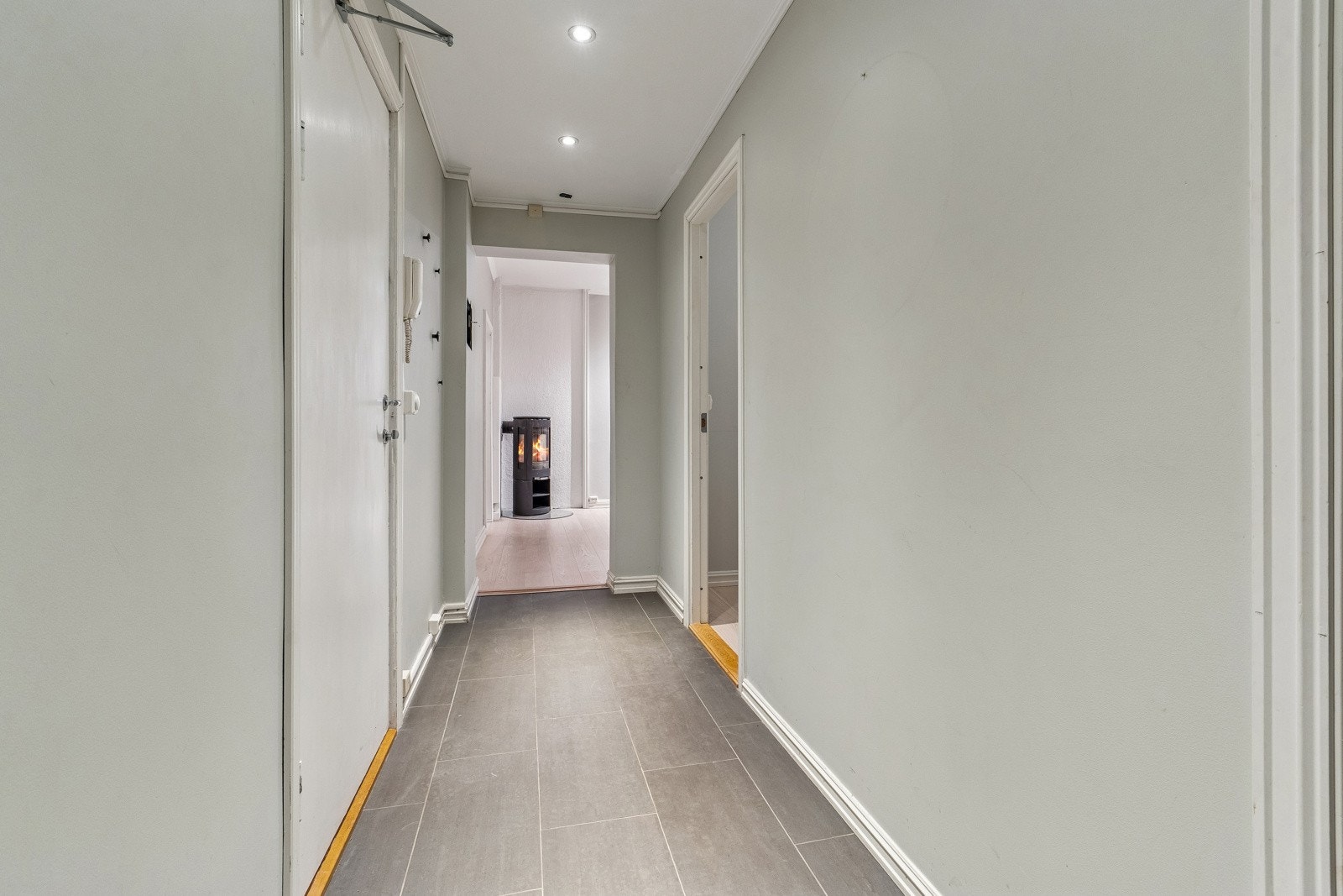 Innbydende entré med god plass til henge fra seg yttertøy. Galleribilde