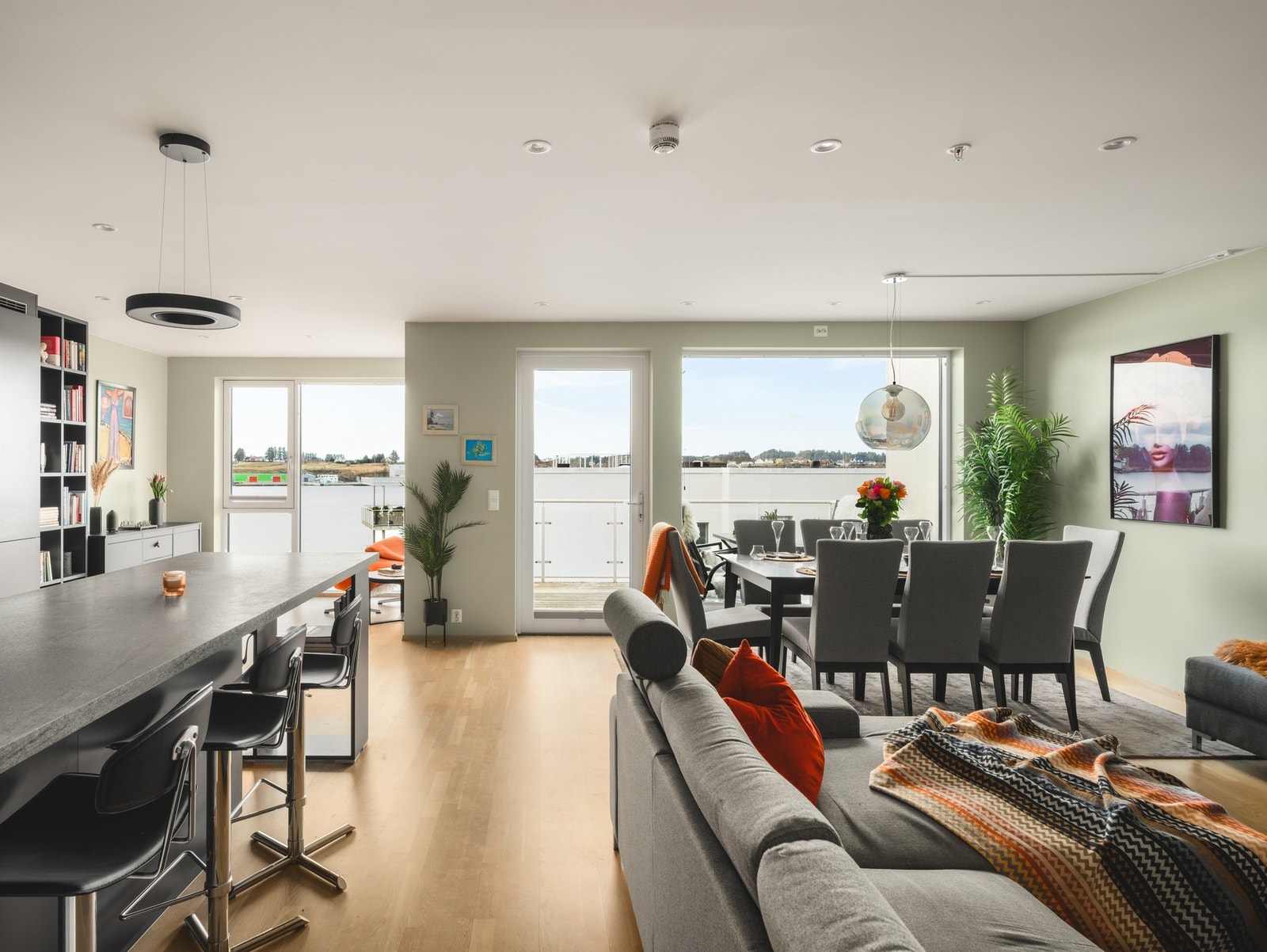 Lys og romslig stue med store vinduer som gir fin utsikt og mye naturlig lysinnslipp. Galleribilde