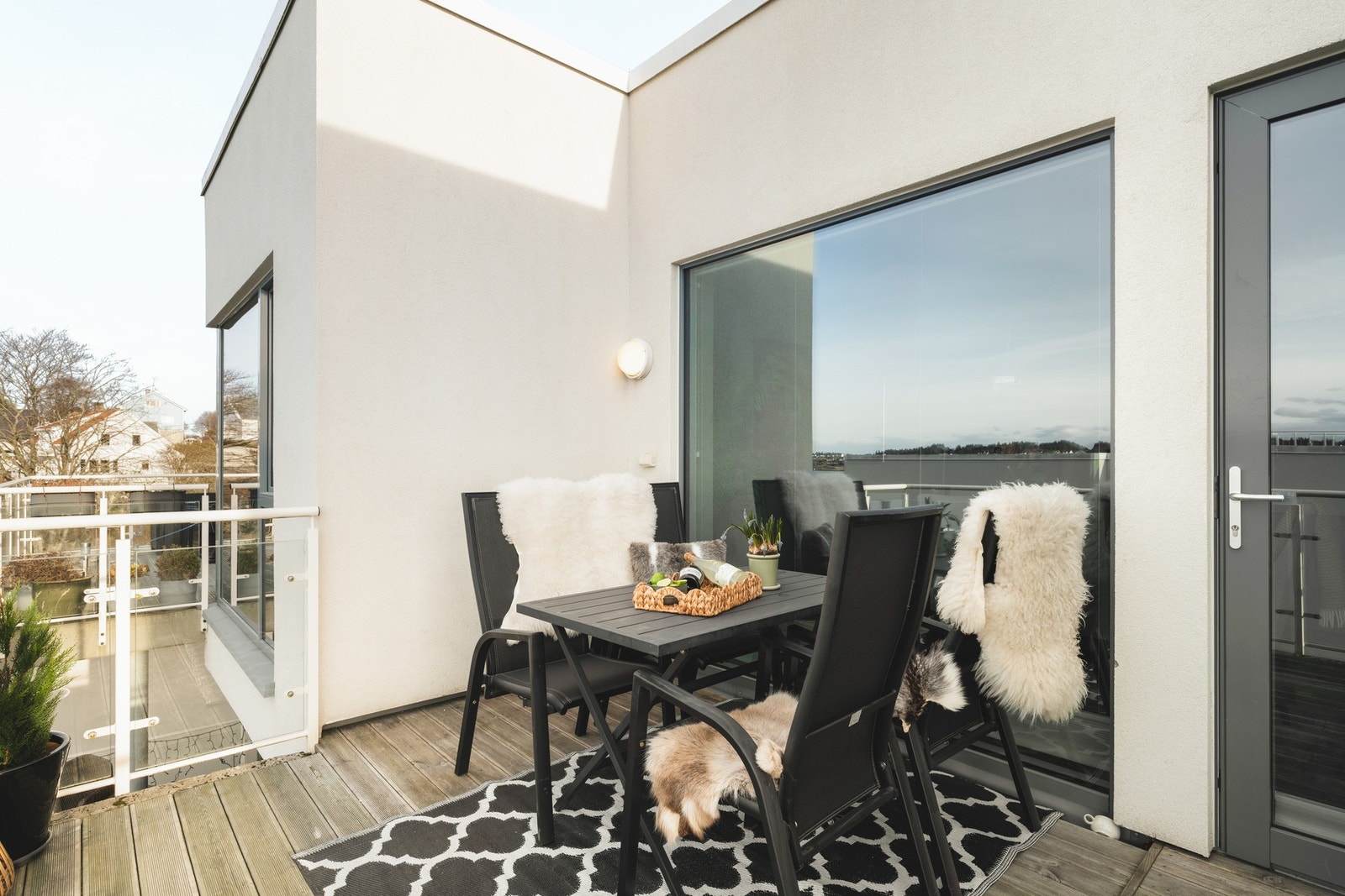 Trivelig terrasse med plass til hagemøbler og glassrekkverk. Galleribilde