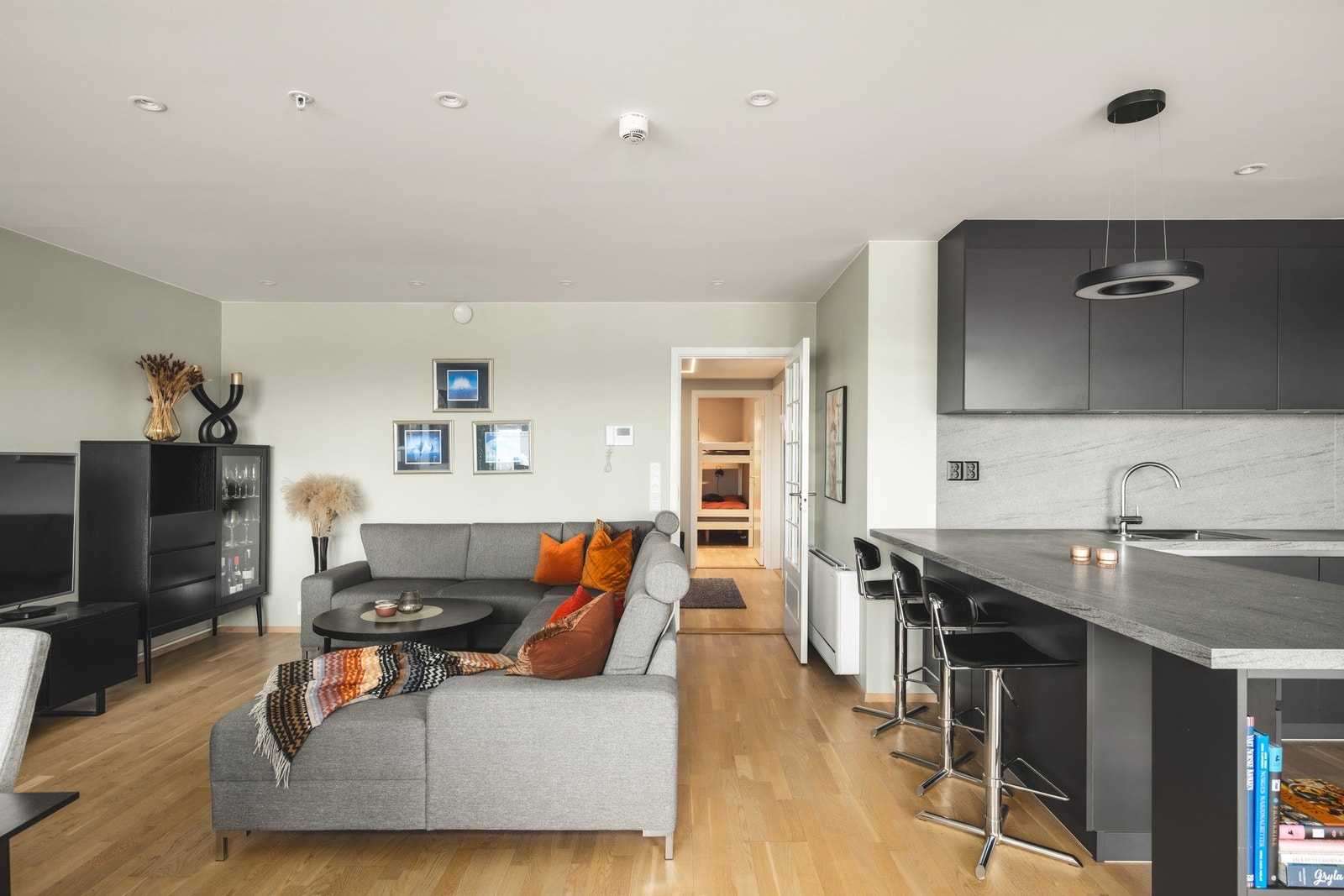 Lys stue med åpen kjøkkenløsning og moderne innredning. Galleribilde