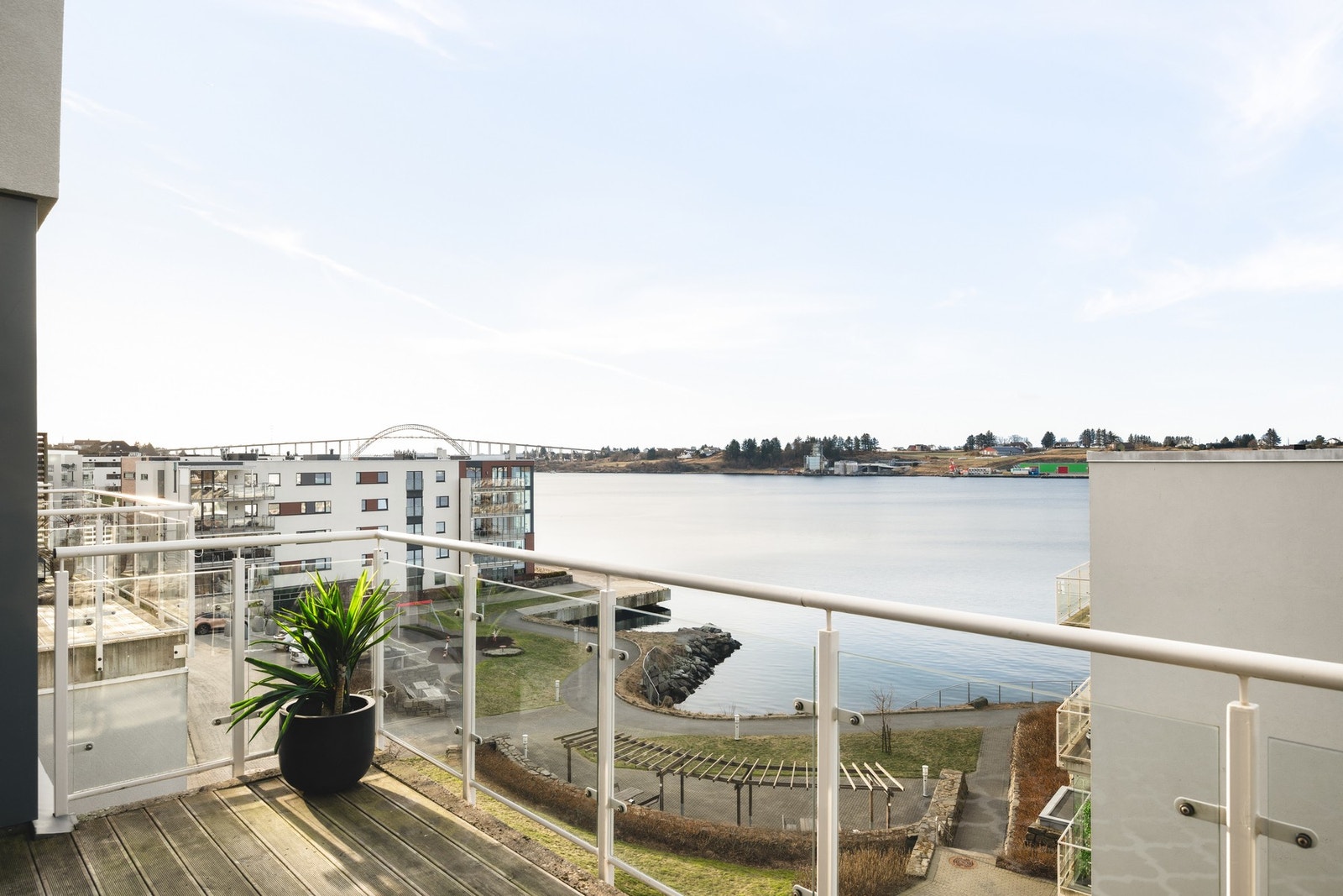 Vestvendt balkong med utsikt mot sjøen og gode solforhold. Galleribilde