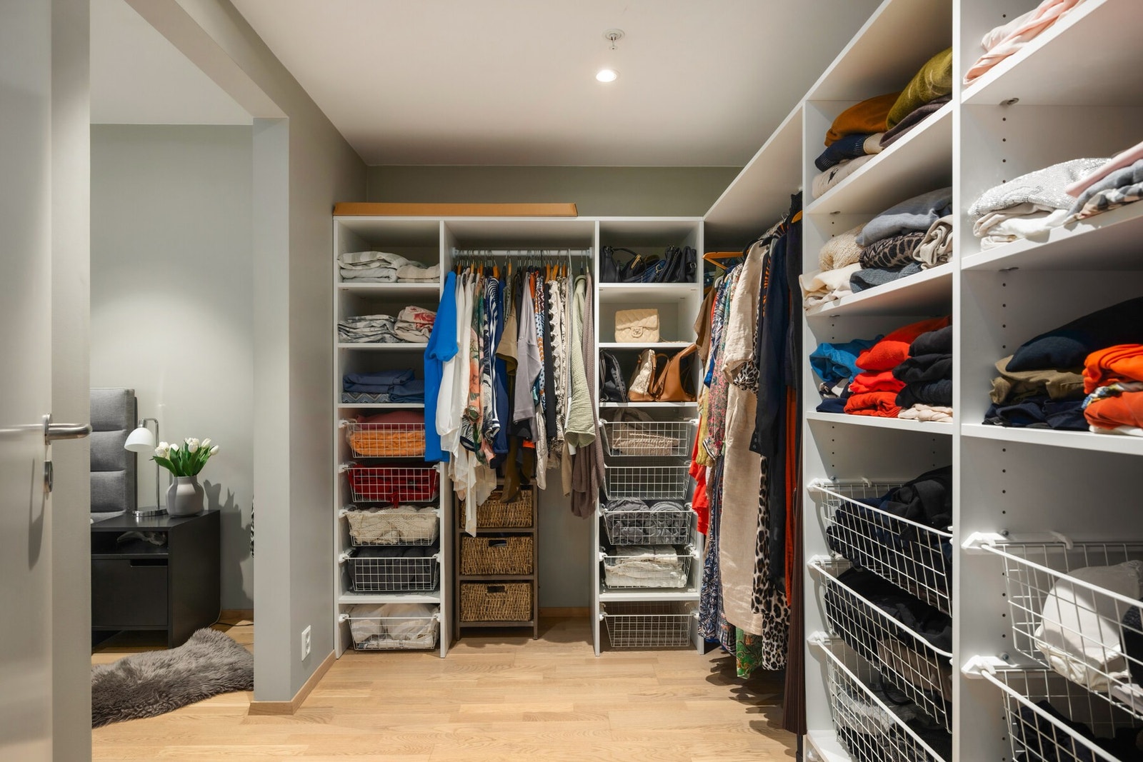 Romslig walk-in closet med god oppbevaringsplass og praktiske hyller til klær og tilbehør. Galleribilde