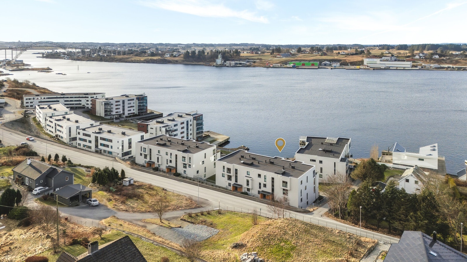 Moderne bygg med attraktiv beliggenhet ved sjøen og kort vei til Haugesund sentrum. Galleribilde