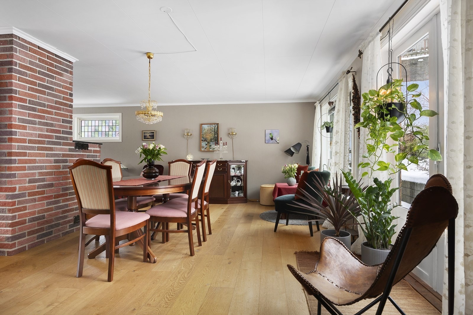 Koselig spiseplass rett ved kjøkkenet Galleribilde