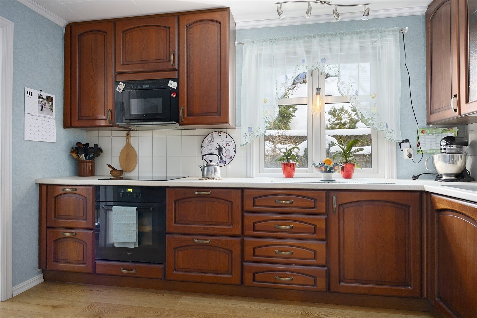 Her har man god oppbevaringsplass i skuffer og skap Galleribilde