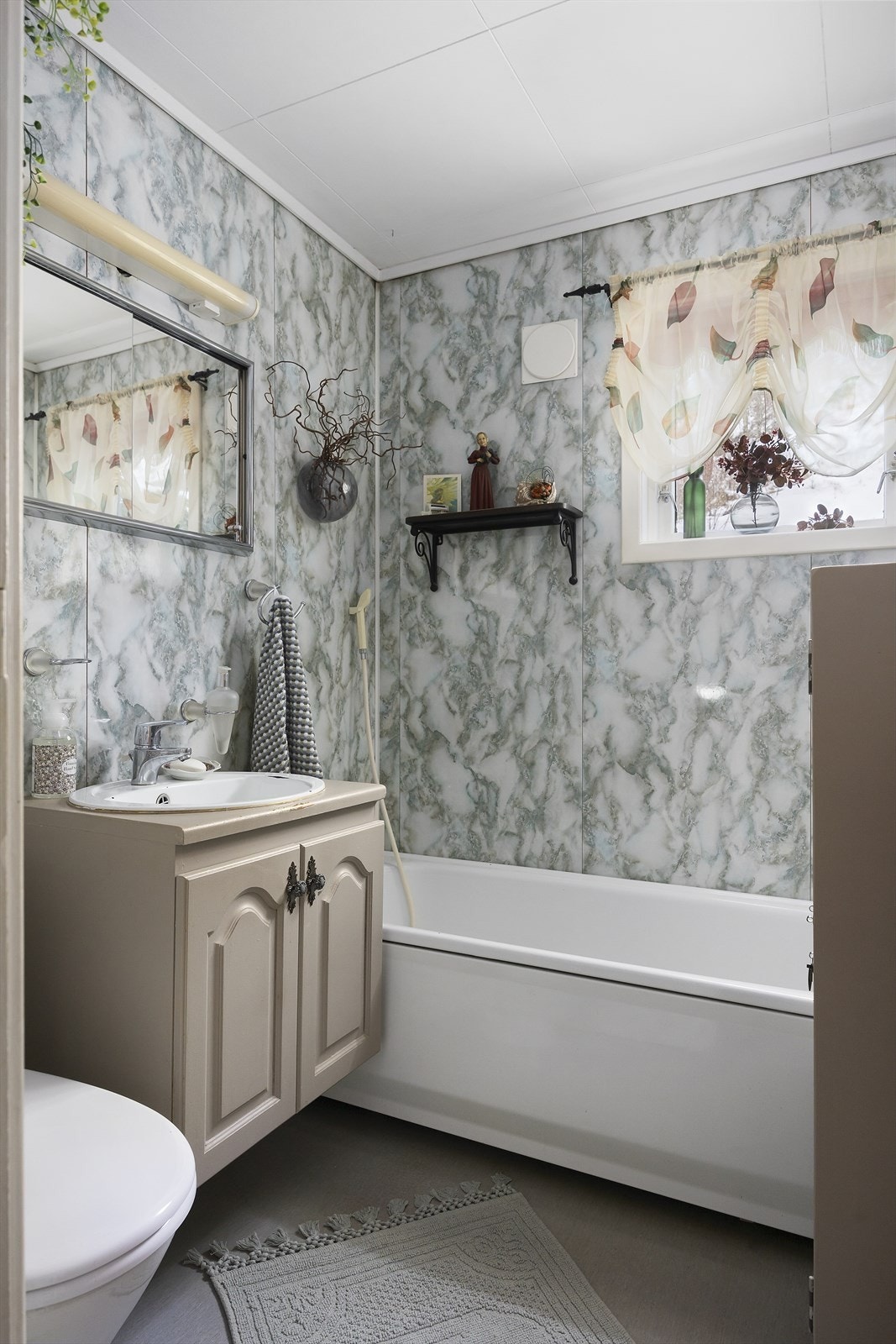 Baderom med servant nedfelt i benkeskap Galleribilde