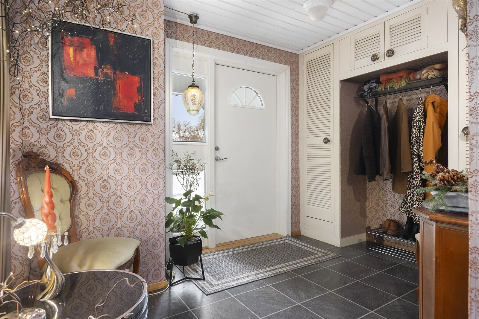 Entrè av god størrelse med god plass til oppbevaring av klær og sko Galleribilde