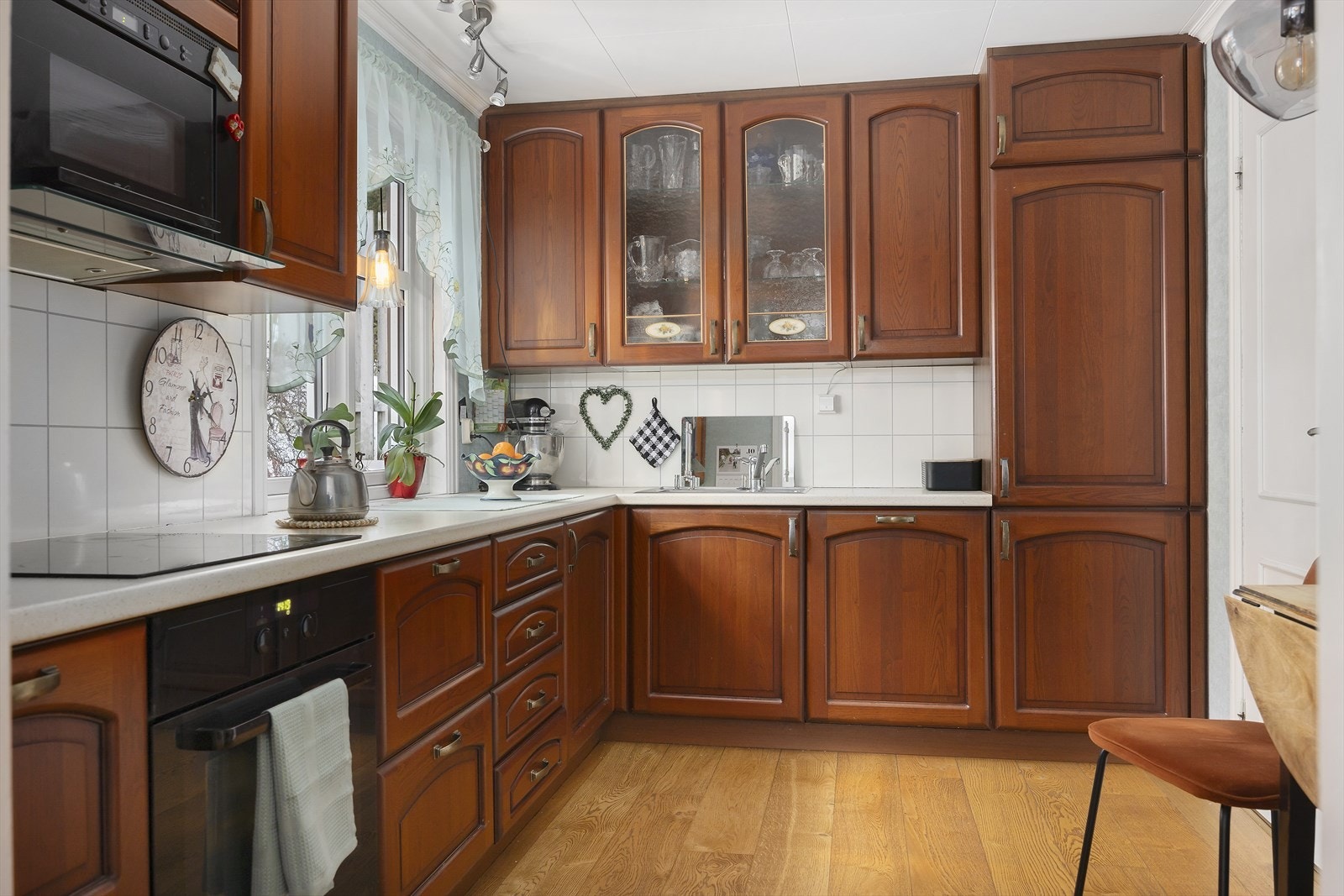 Kjøkkeninnredningen har profilerte fronter og benkeplate av laminat med nedfelt vask Galleribilde