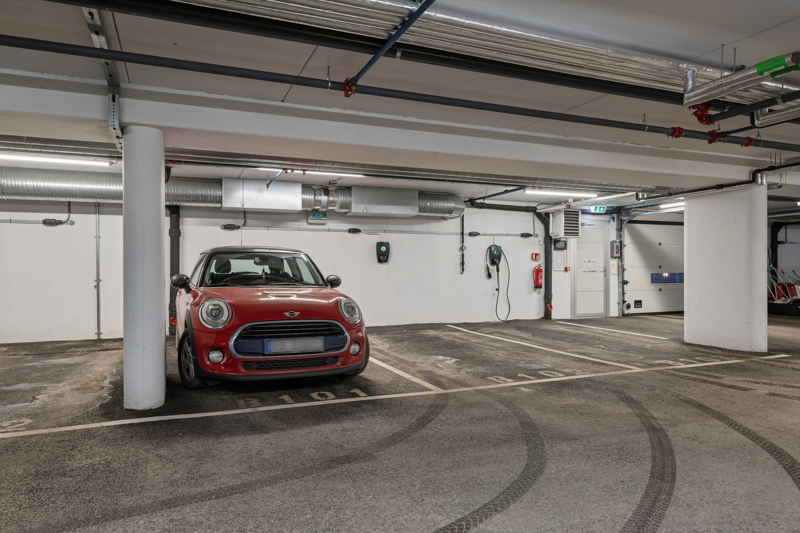 Leiligheten disponerer parkeringsplass (B102). Det er montert el-billader på plassen. Galleribilde