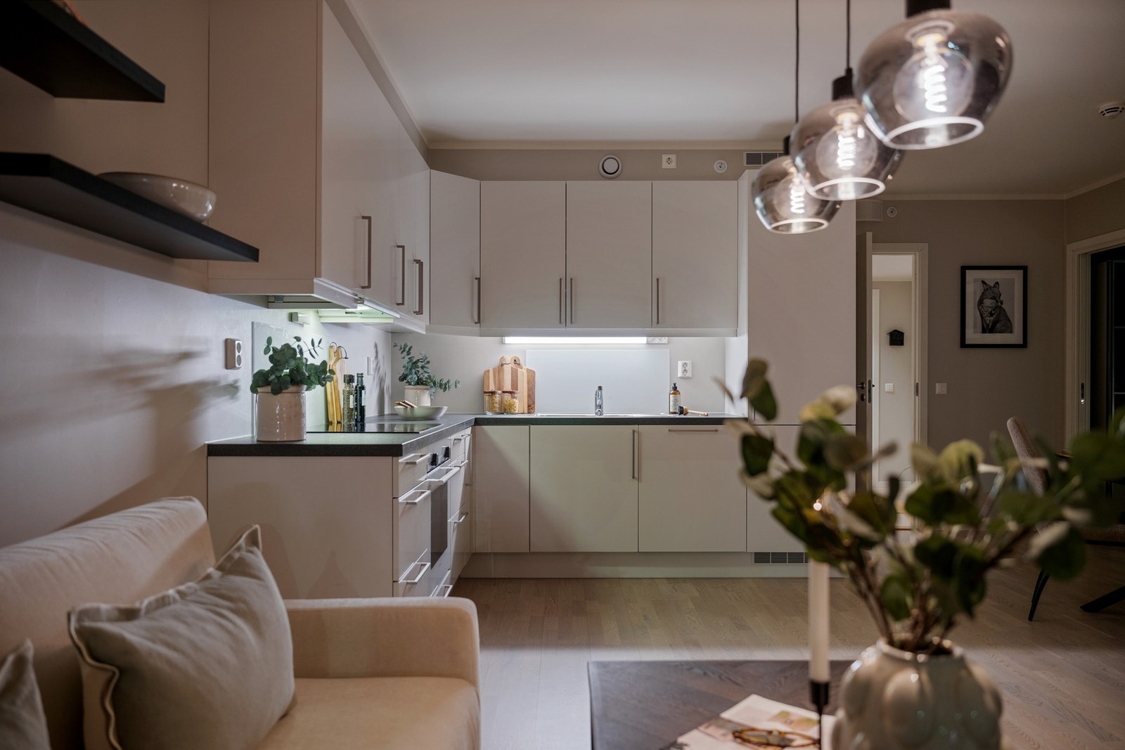 Stilrent HTH kjøkken fra byggeår med integrerte hvitevarer og god skapplass. Galleribilde