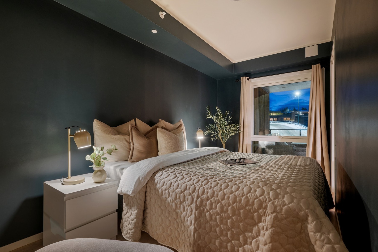 Soverommet har plass til dobbeltseng og tilhørende nattbord. Galleribilde