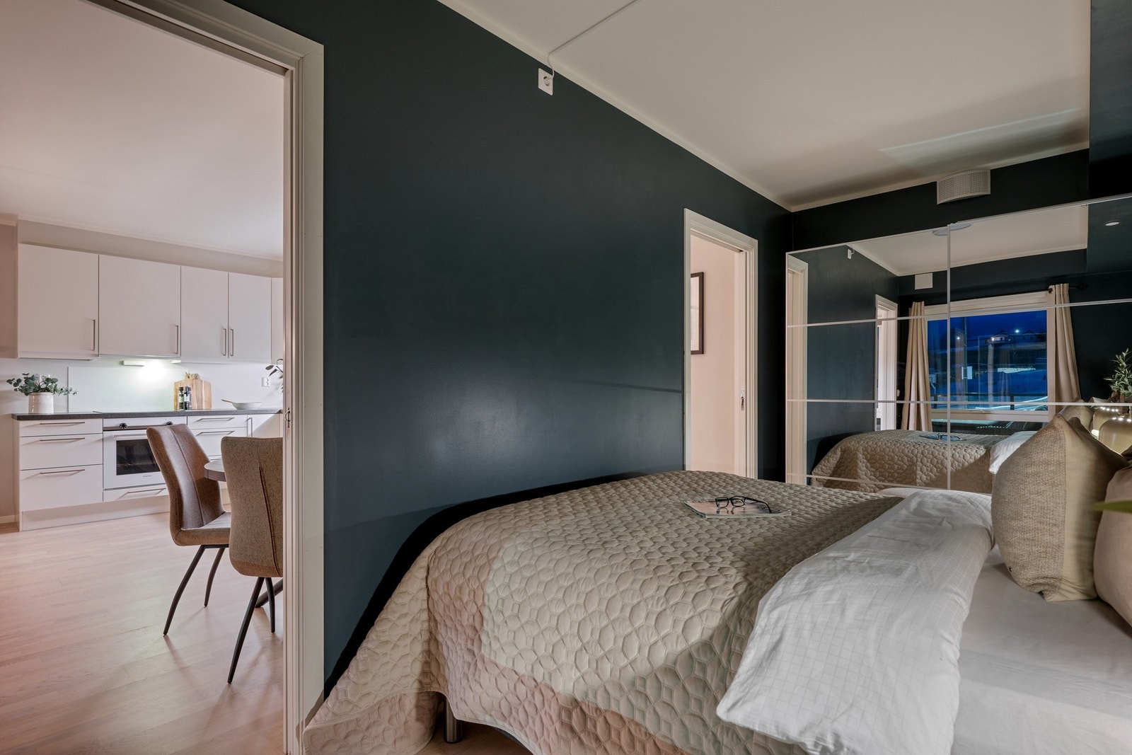 To dører fører inn til soverommet. Garderobeløsning på en vegg. Galleribilde